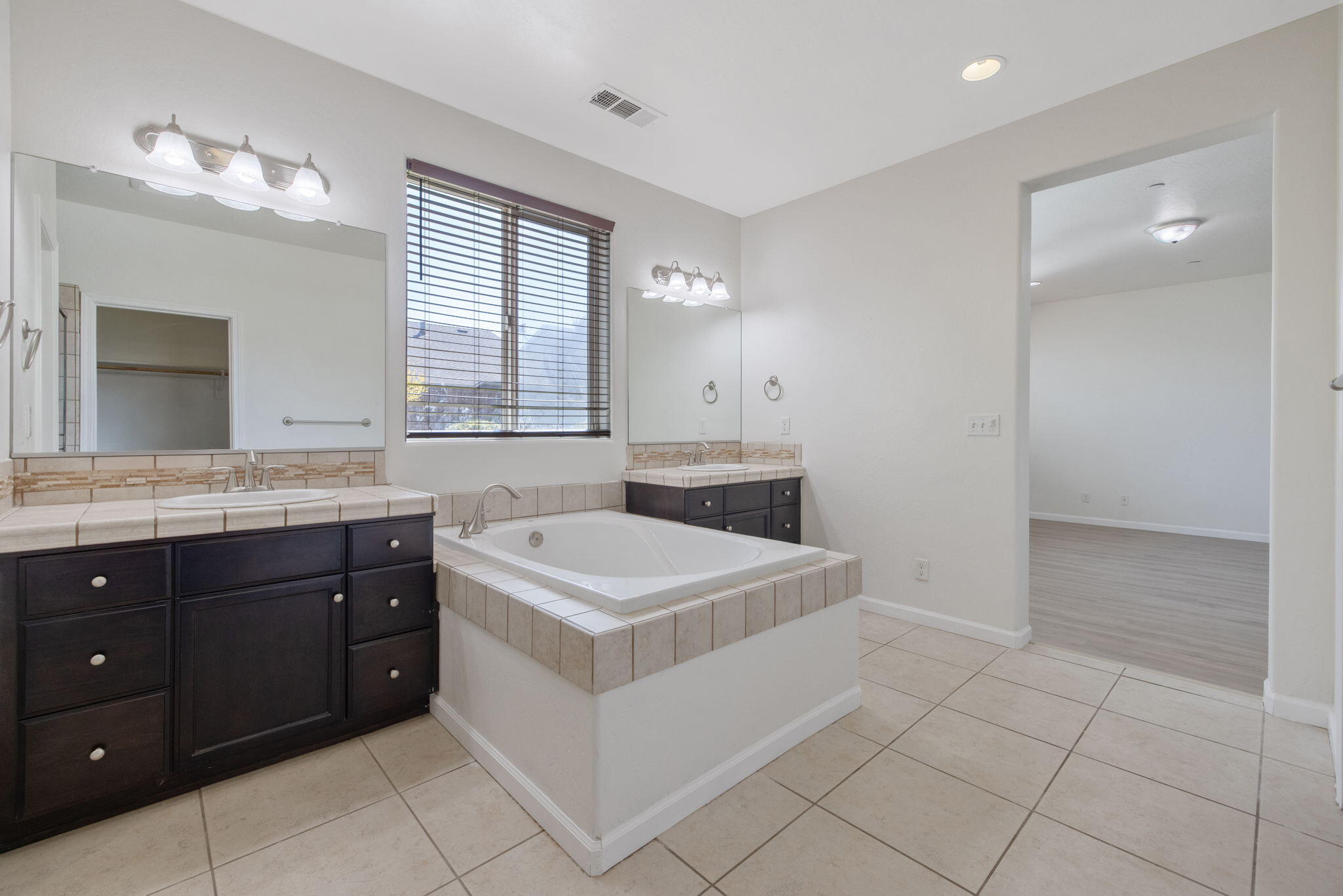 3125 W Stewart Ave, Visalia, CA 93291