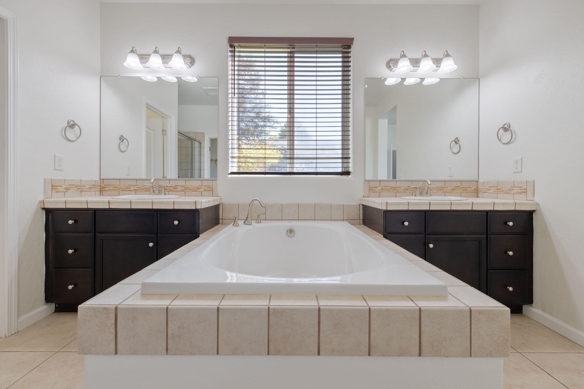 3125 W Stewart Ave, Visalia, CA 93291