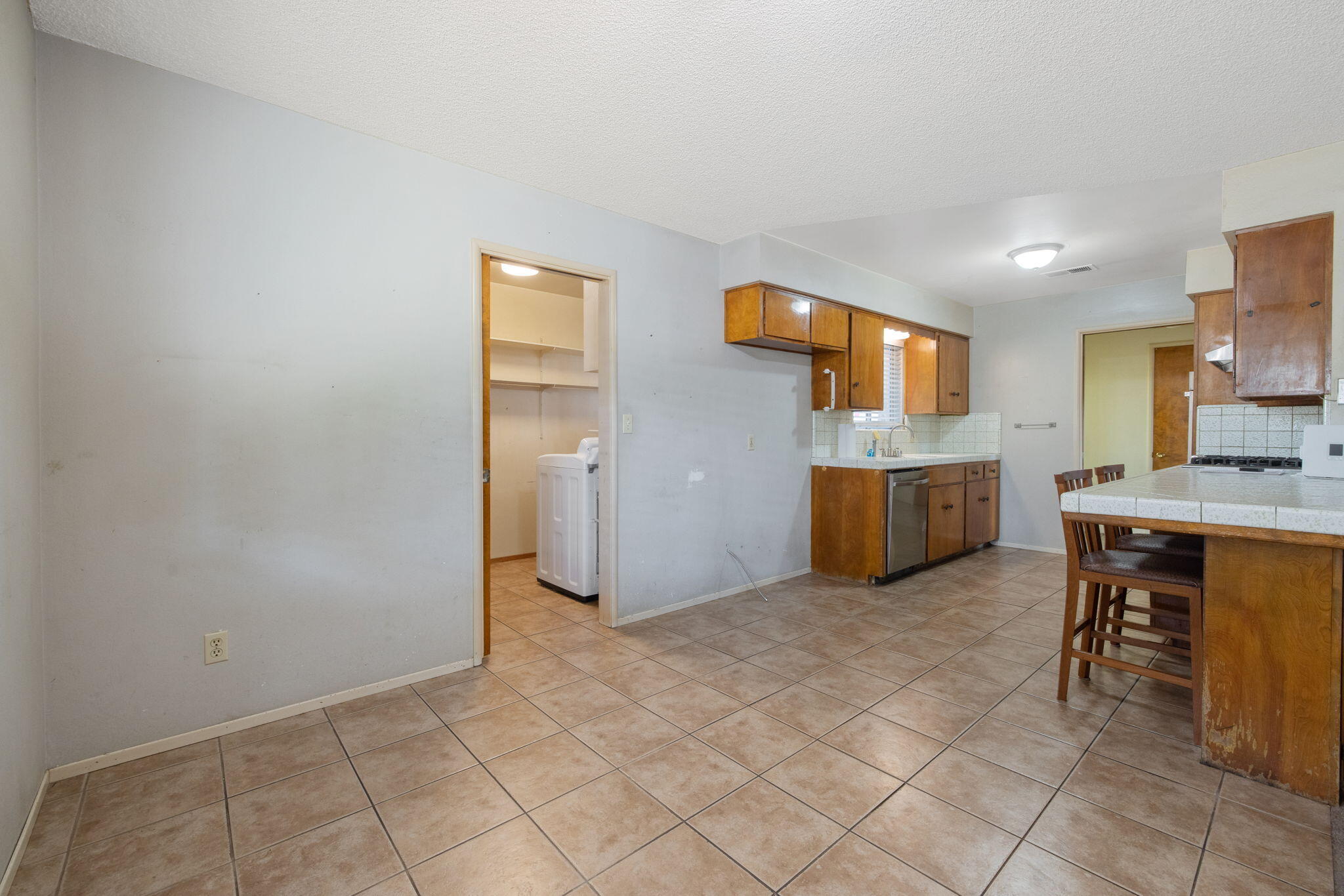 817 N Arbor, Tulare, CA 93274