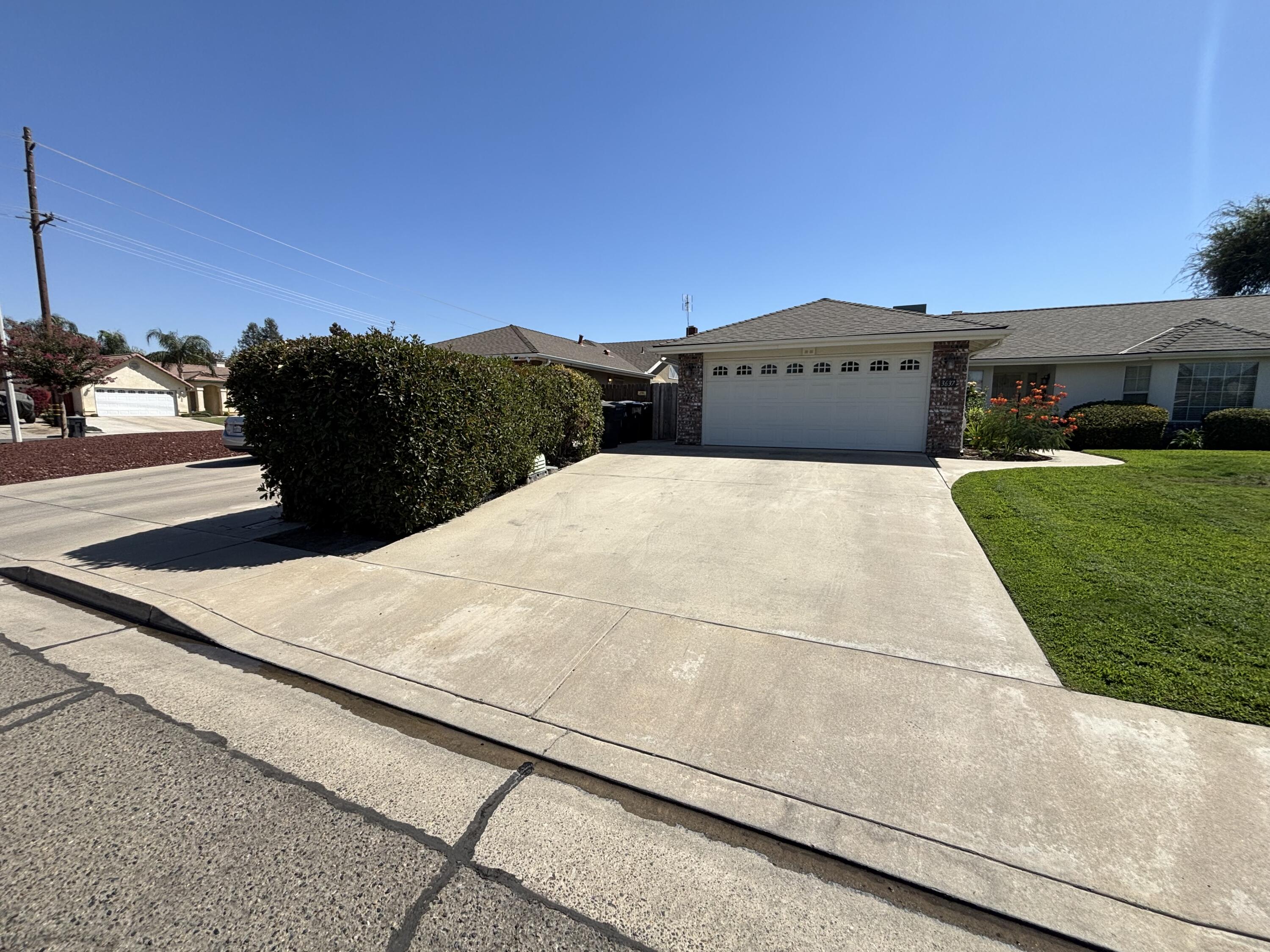 3637 E Center Ct, Visalia, CA 93292