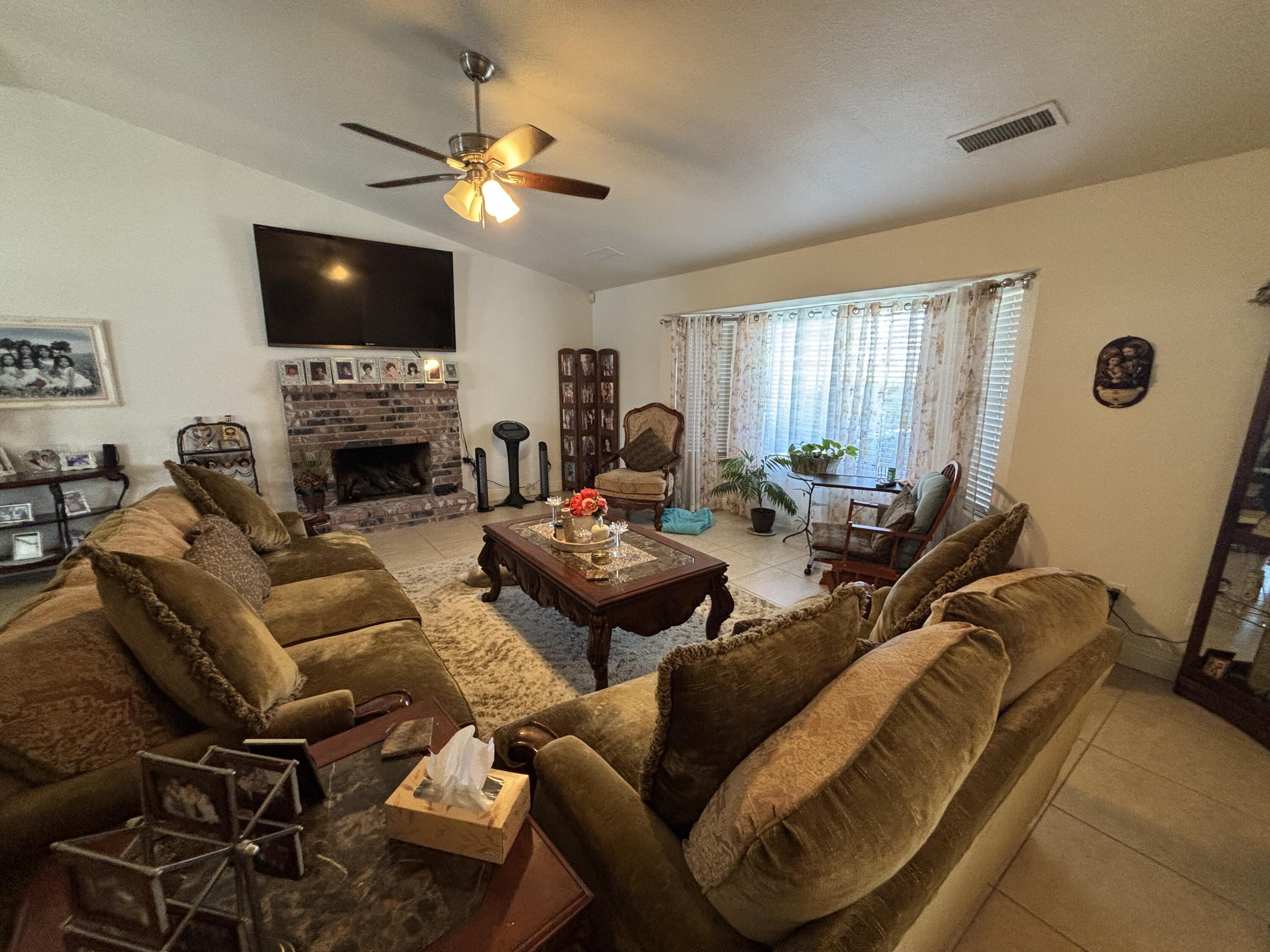 3637 E Center Ct, Visalia, CA 93292
