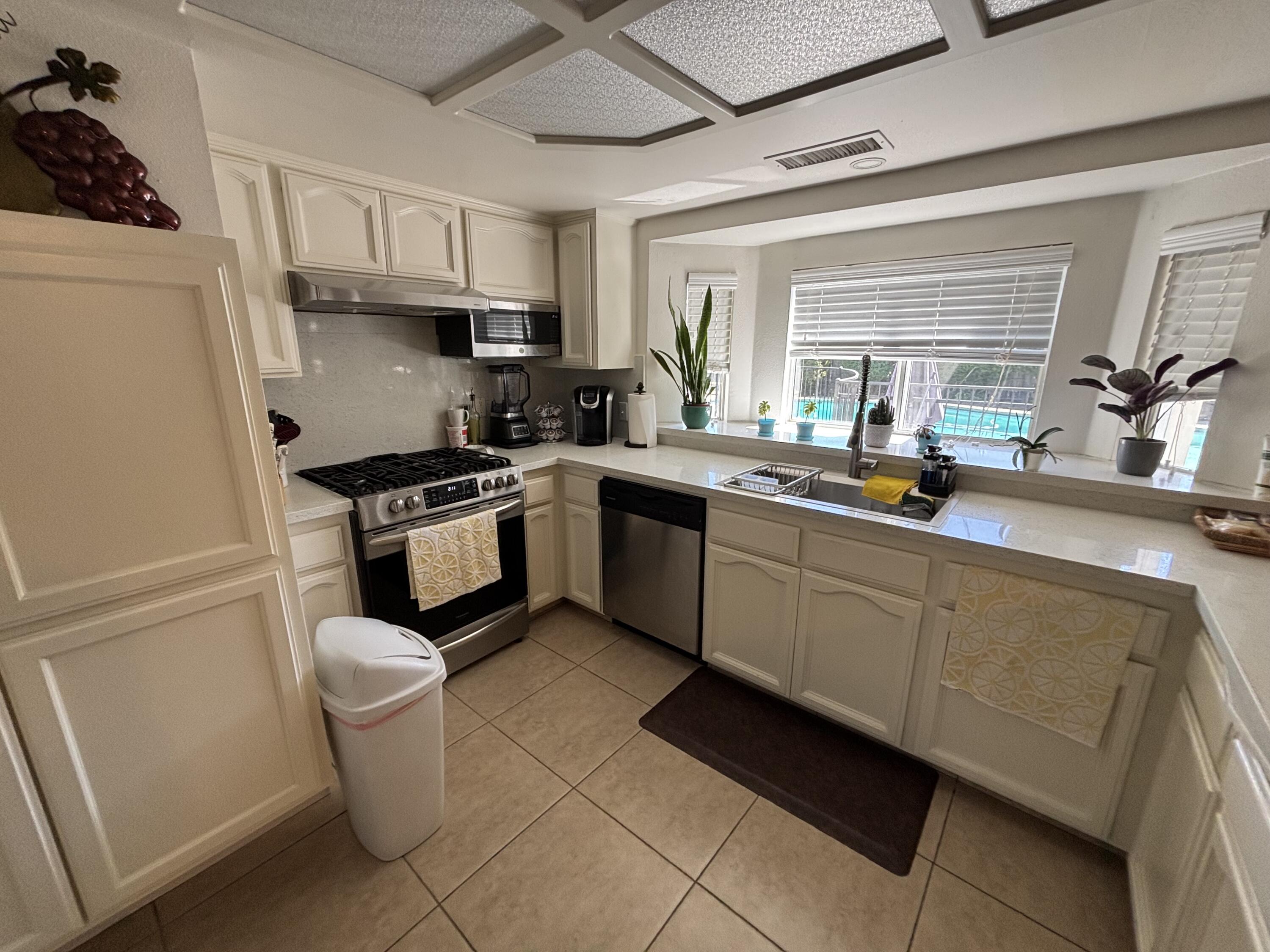3637 E Center Ct, Visalia, CA 93292