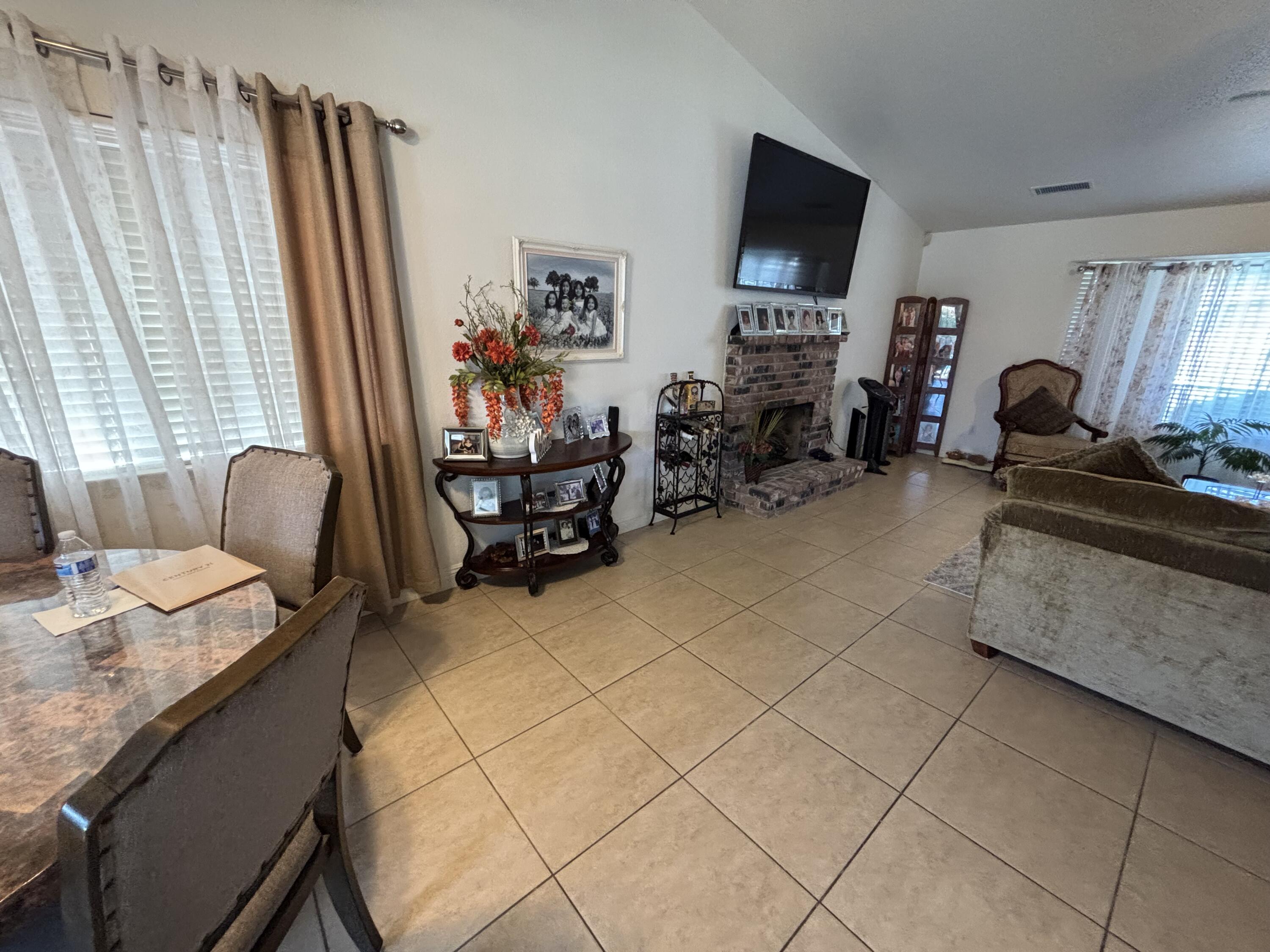 3637 E Center Ct, Visalia, CA 93292