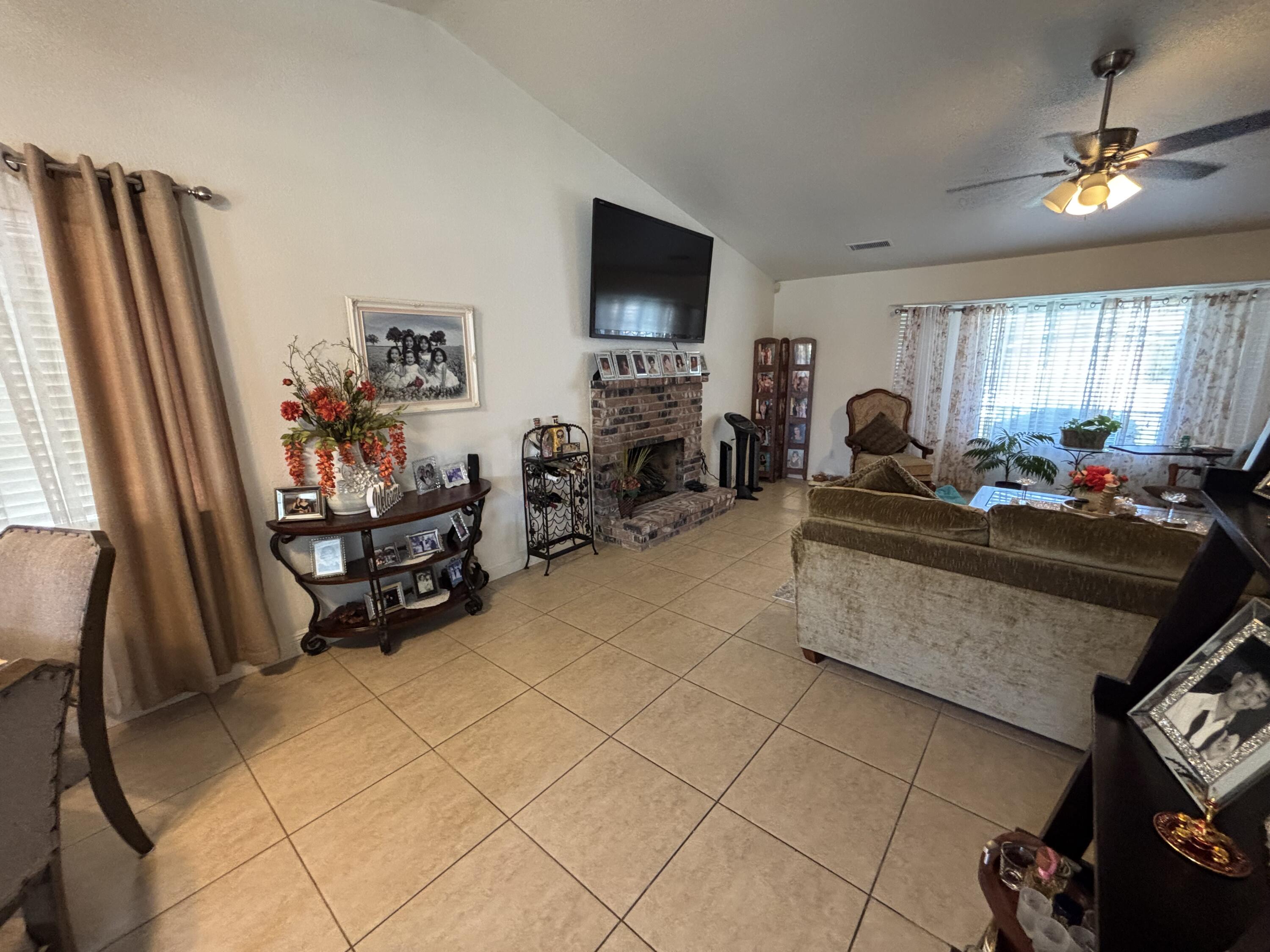 3637 E Center Ct, Visalia, CA 93292