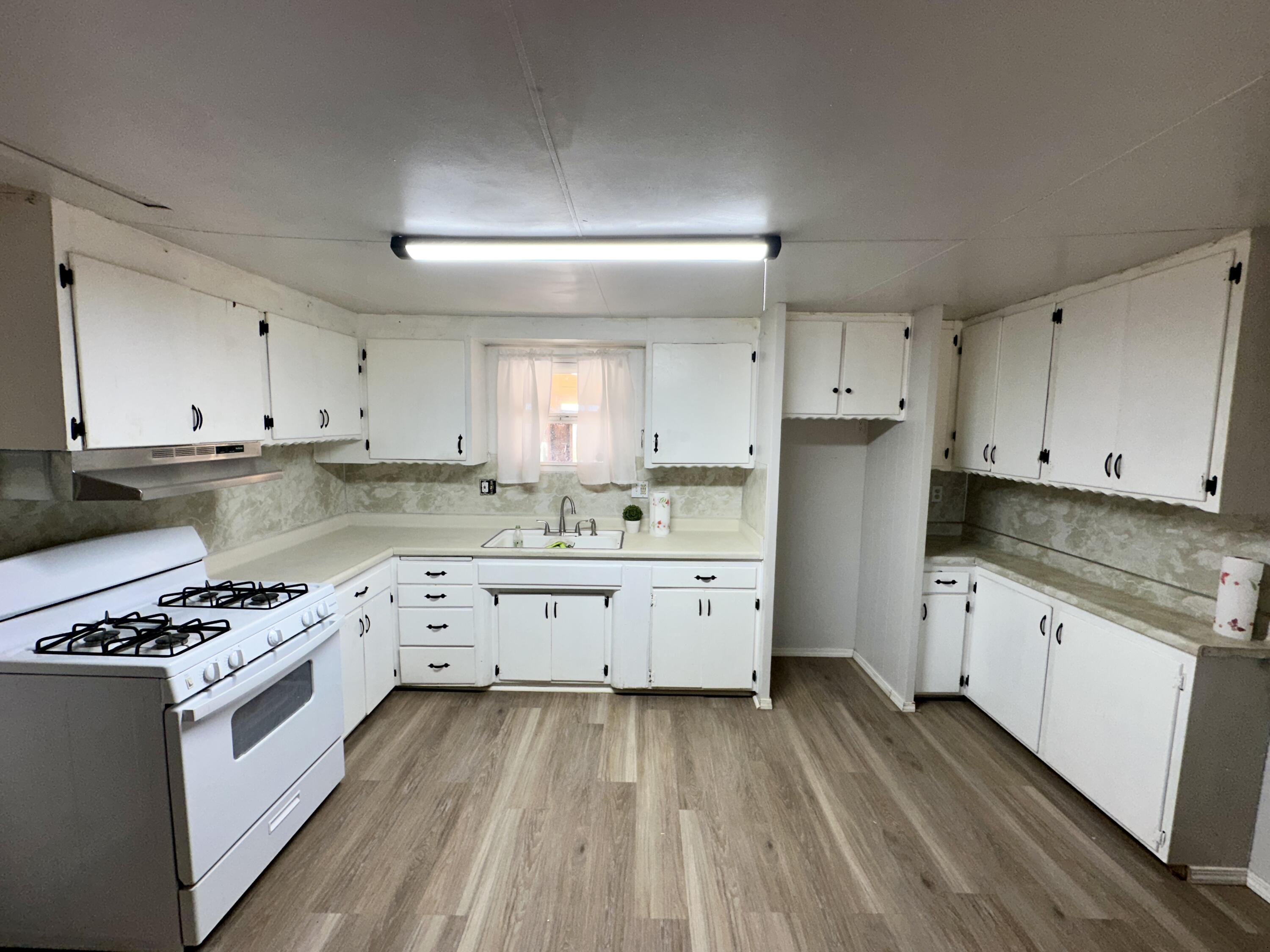 1748 Schott Rd, Earlimart, CA 93219