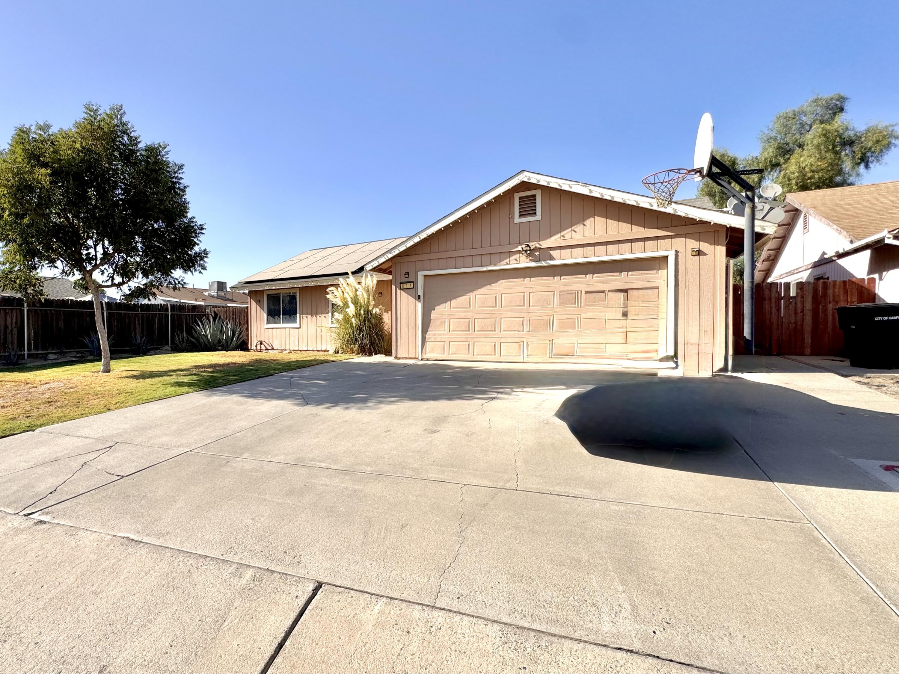814 Tempe Dr, Hanford, CA 93230