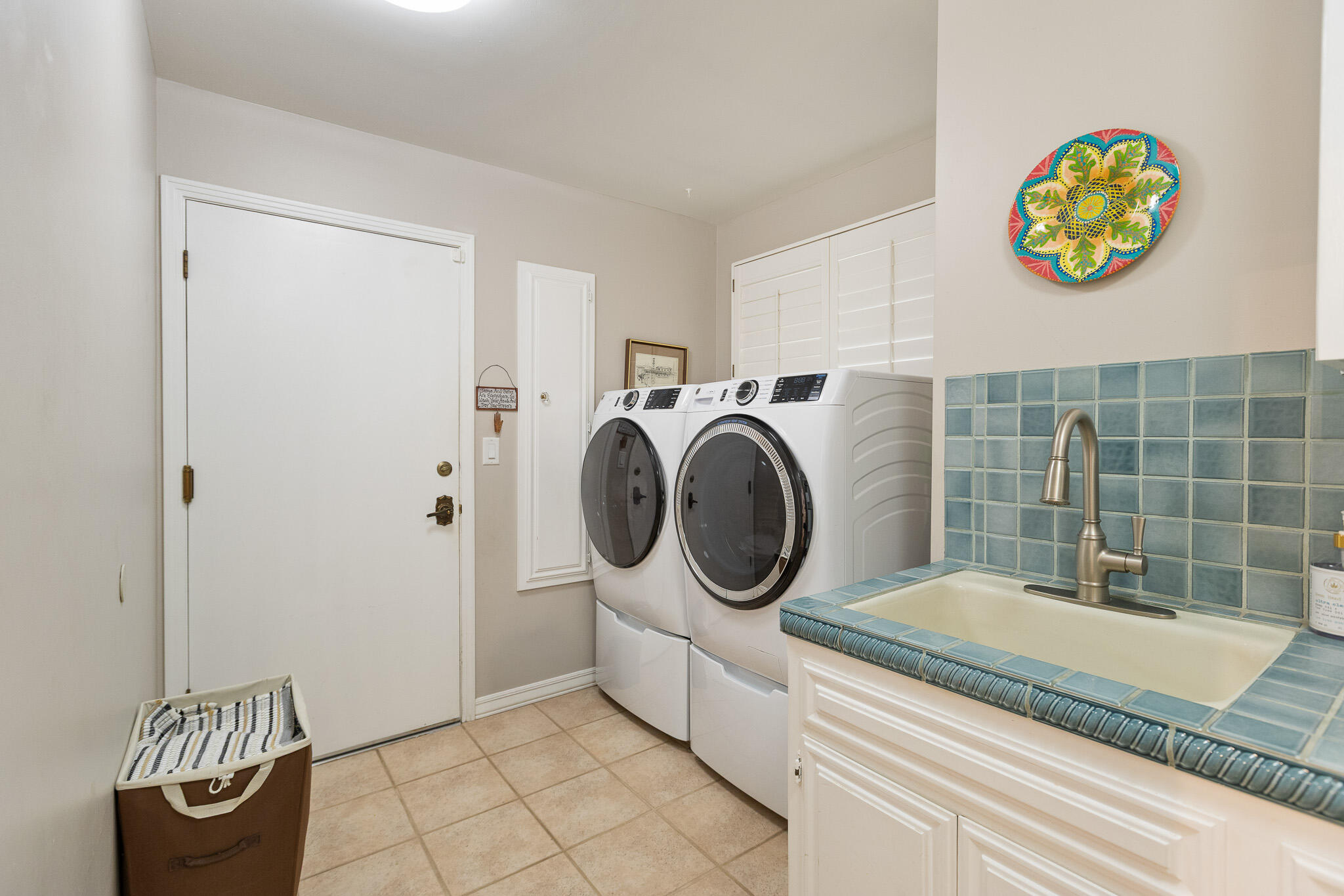 1624 N Sutton Ct, Tulare, CA 93274