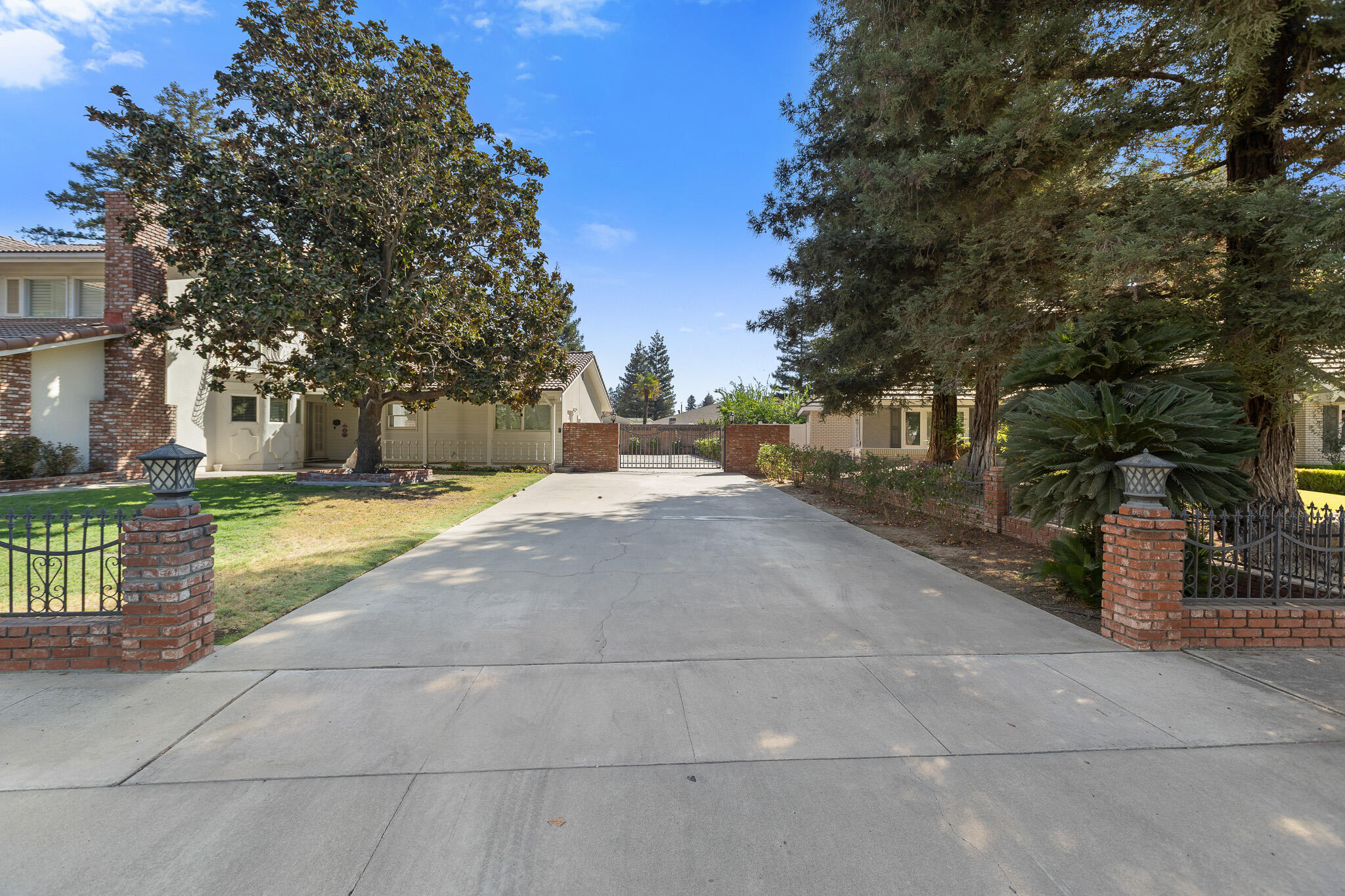 1624 N Sutton Ct, Tulare, CA 93274