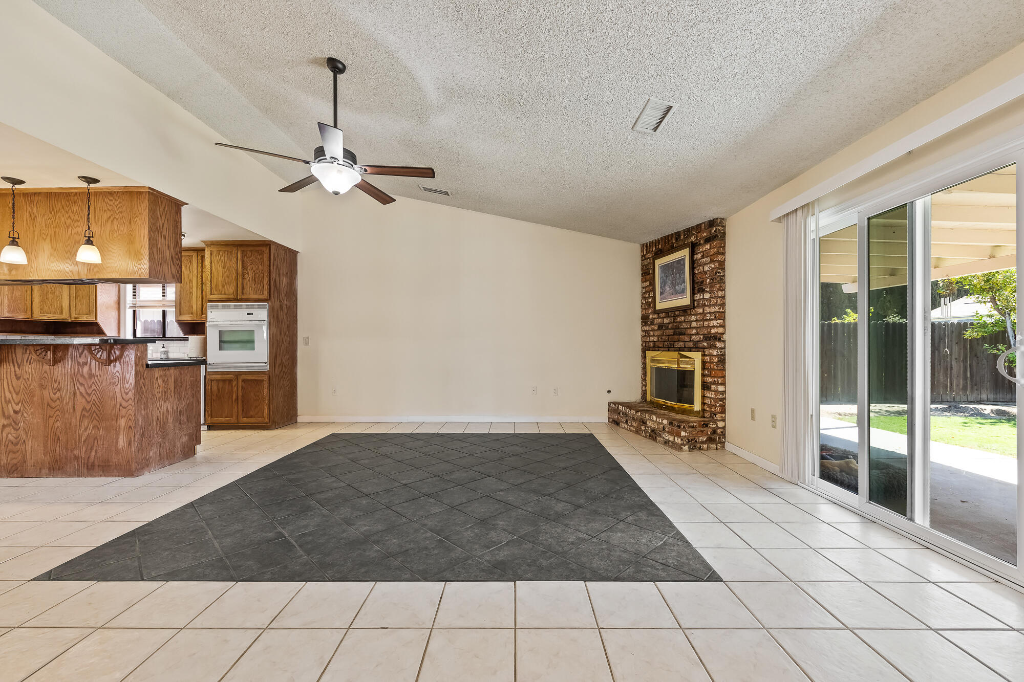 1065 Ross Way, Hanford, CA 93230