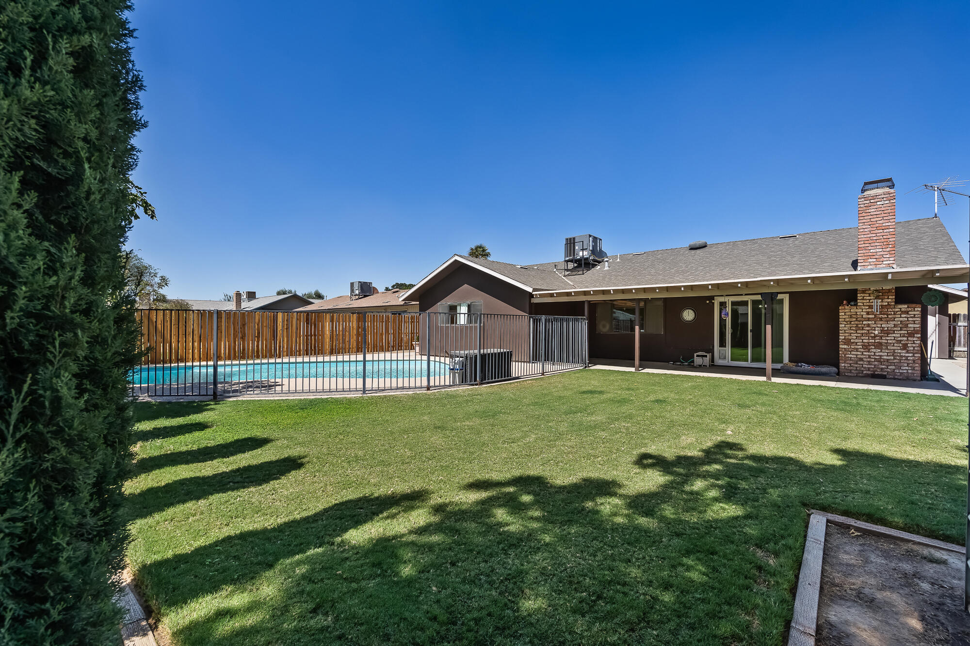 1065 Ross Way, Hanford, CA 93230
