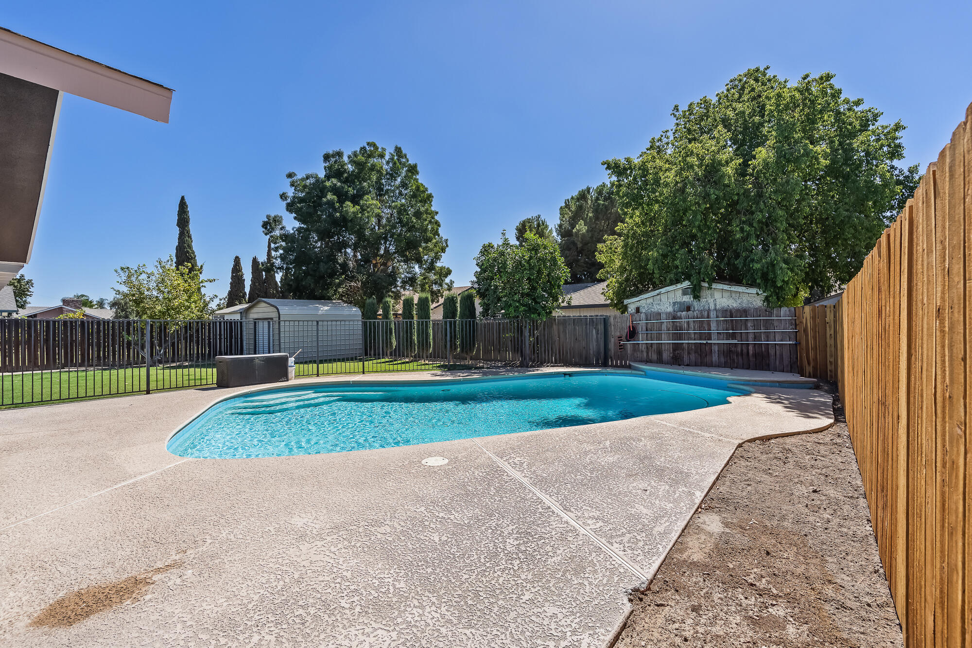 1065 Ross Way, Hanford, CA 93230