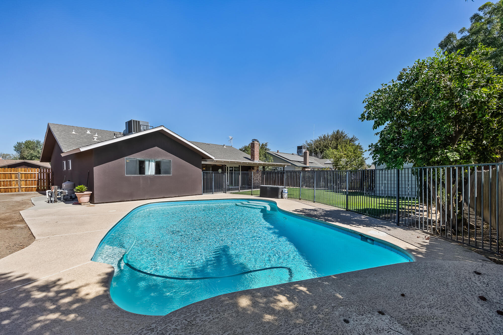 1065 Ross Way, Hanford, CA 93230