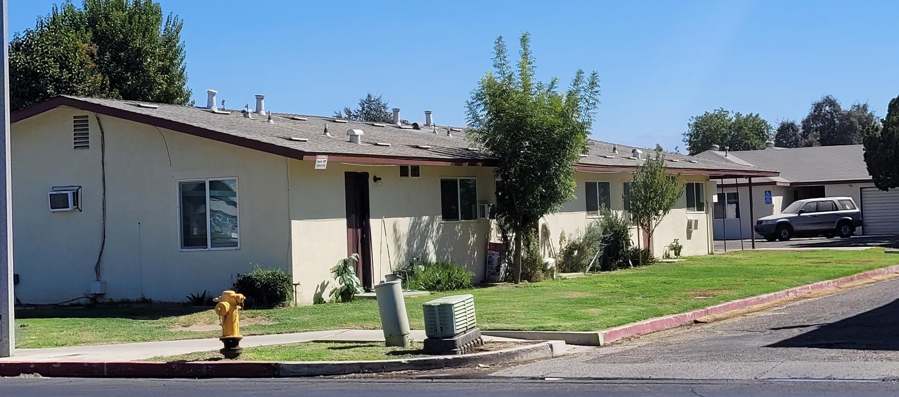 340-352 S Blackstone St, Tulare, CA 93274