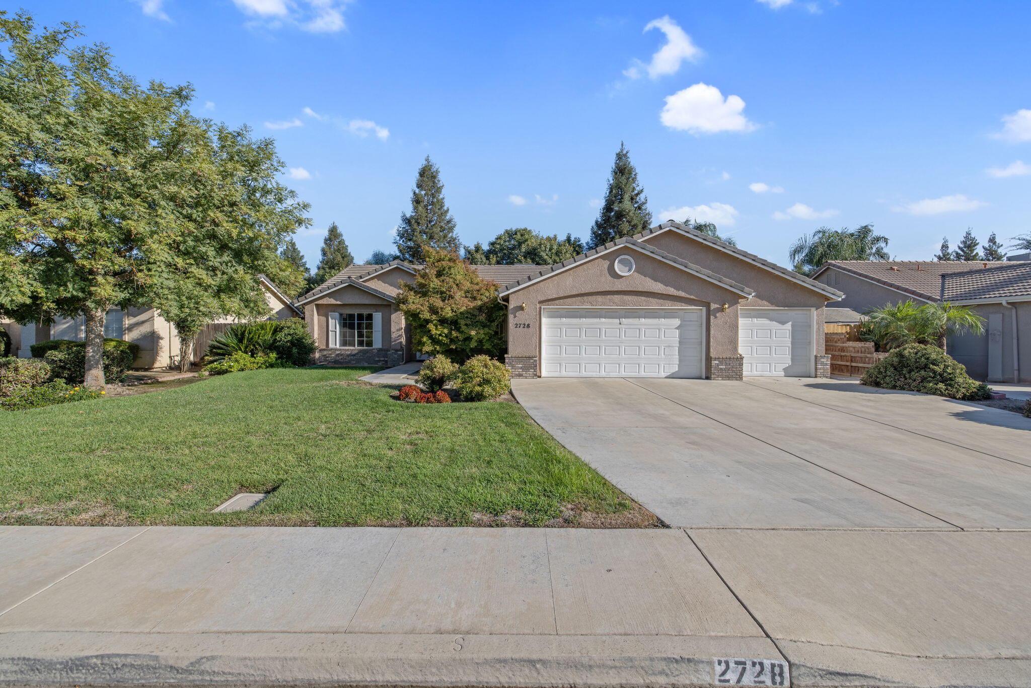 2728 W Oakridge Ave, Visalia, CA 93291
