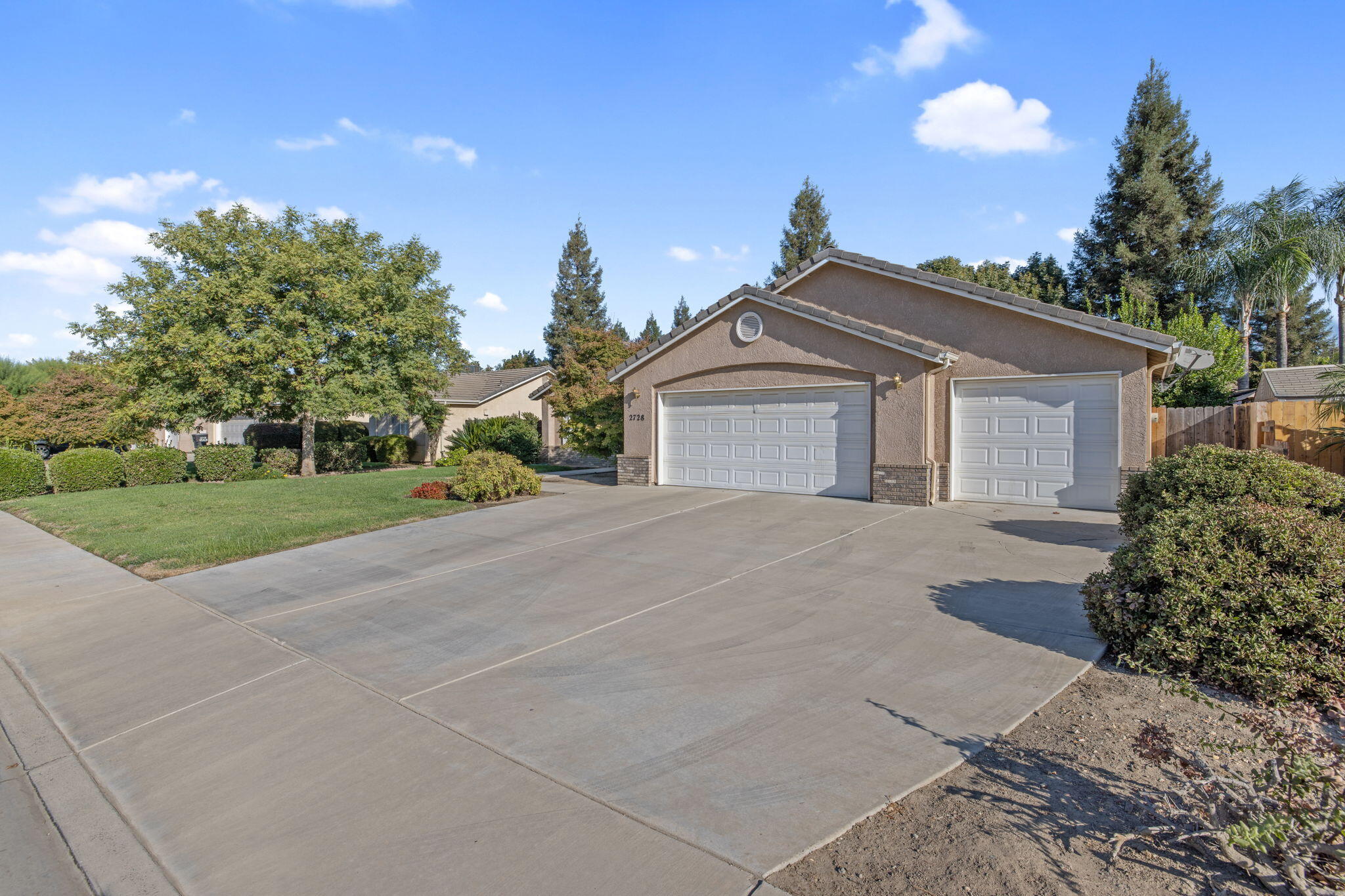 2728 W Oakridge Ave, Visalia, CA 93291