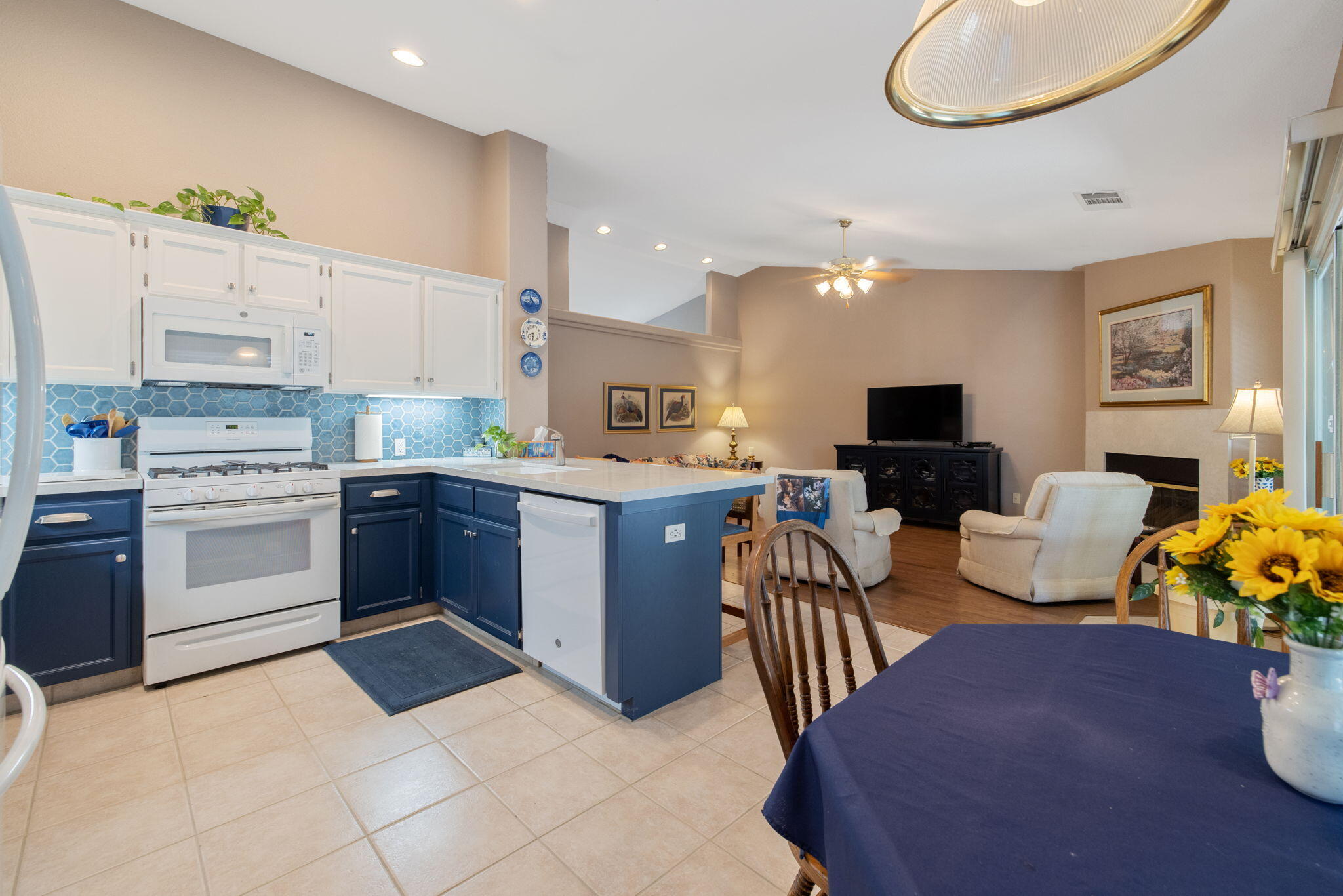 2728 W Oakridge Ave, Visalia, CA 93291