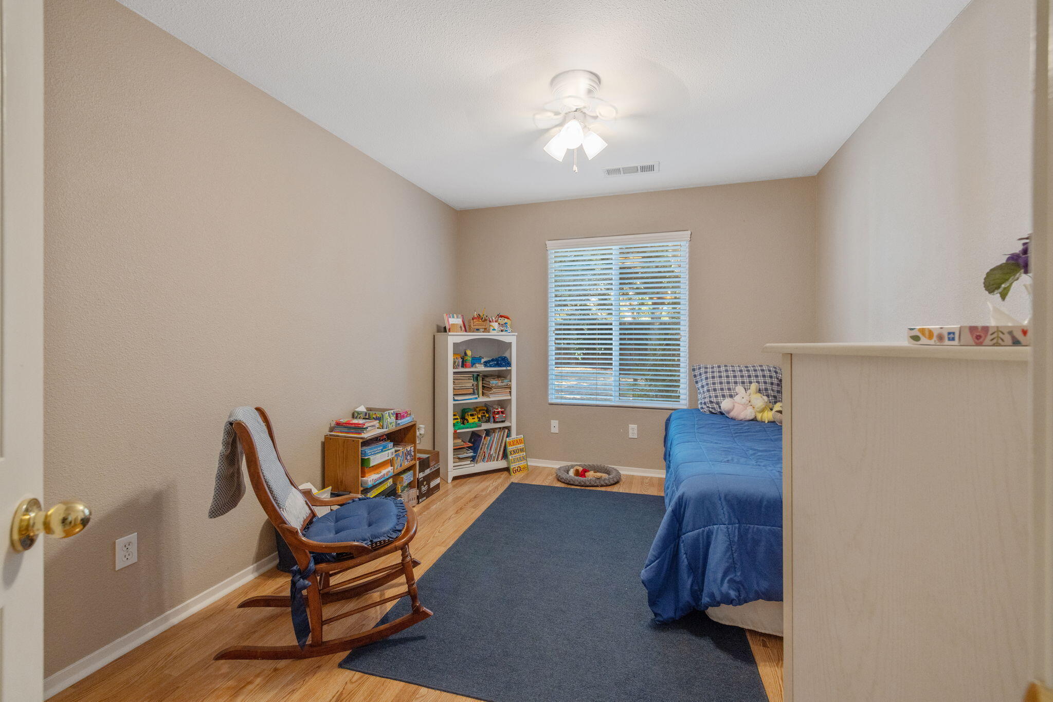2728 W Oakridge Ave, Visalia, CA 93291