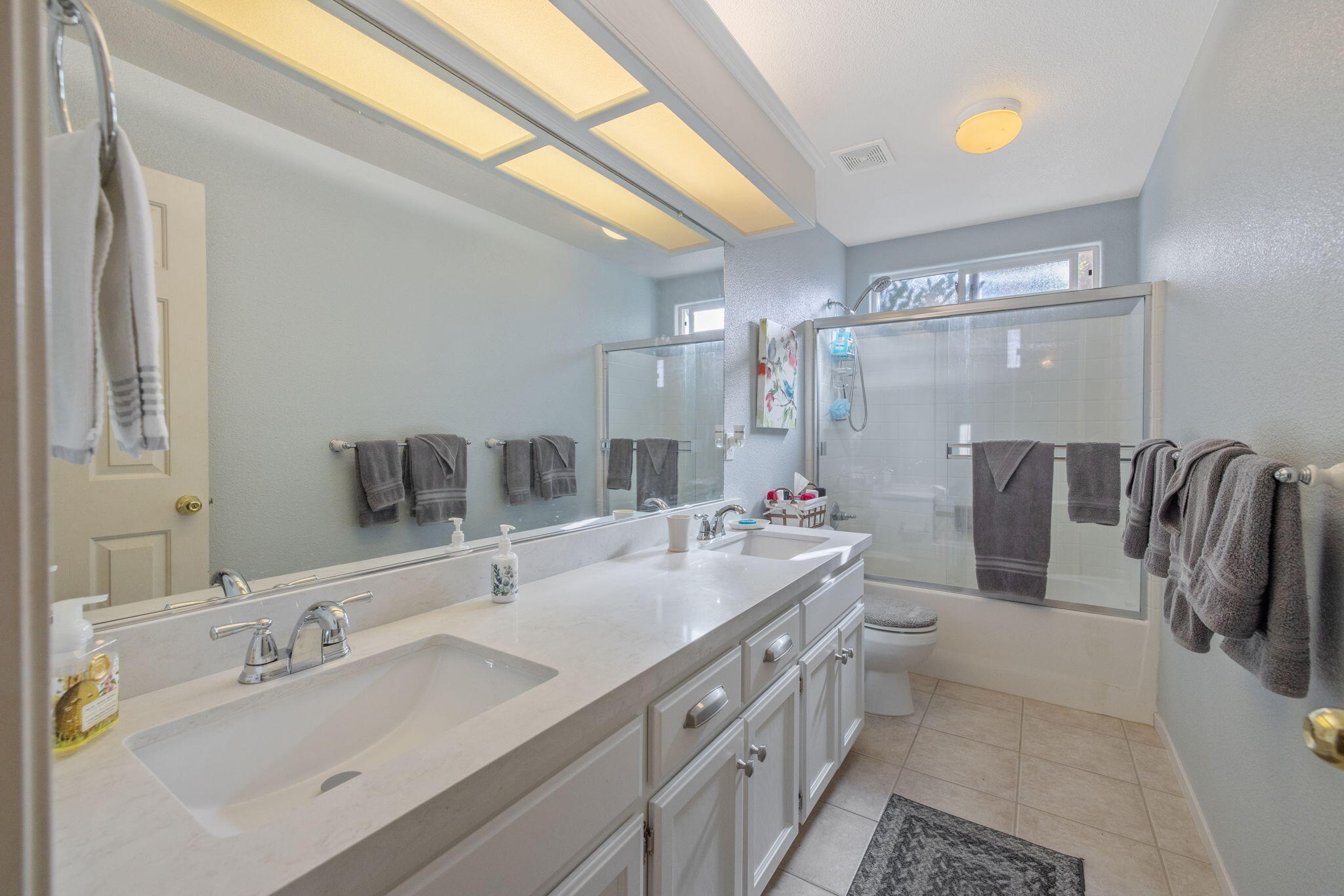 2728 W Oakridge Ave, Visalia, CA 93291