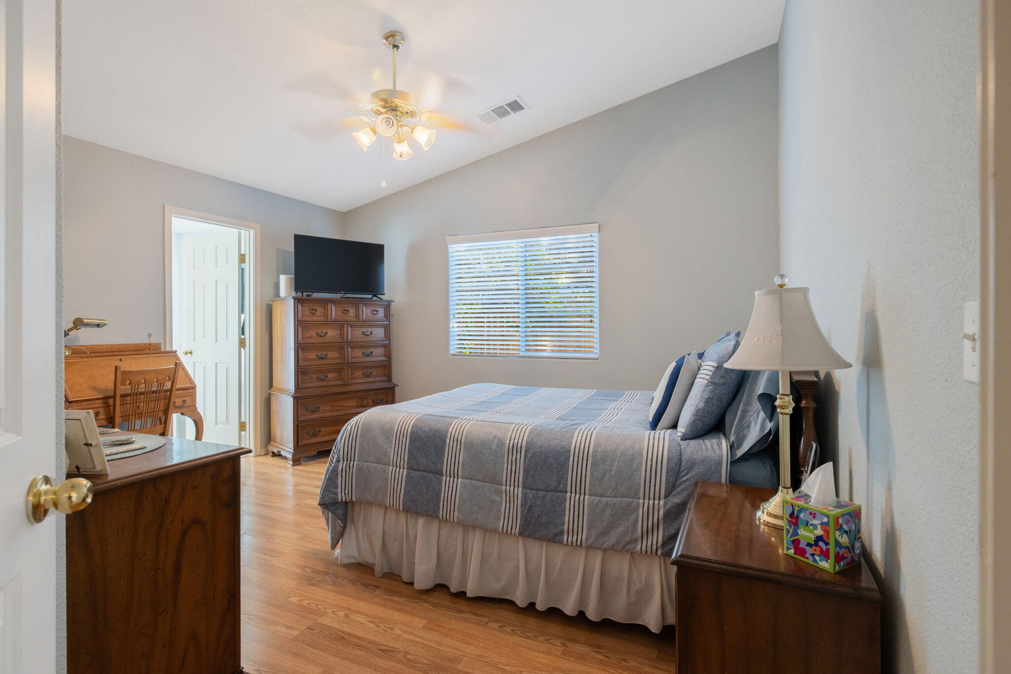 2728 W Oakridge Ave, Visalia, CA 93291