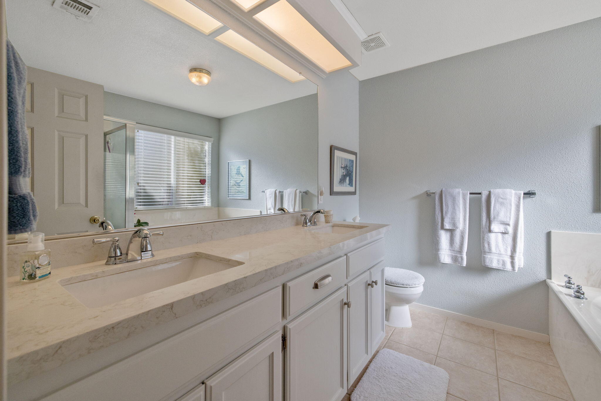 2728 W Oakridge Ave, Visalia, CA 93291