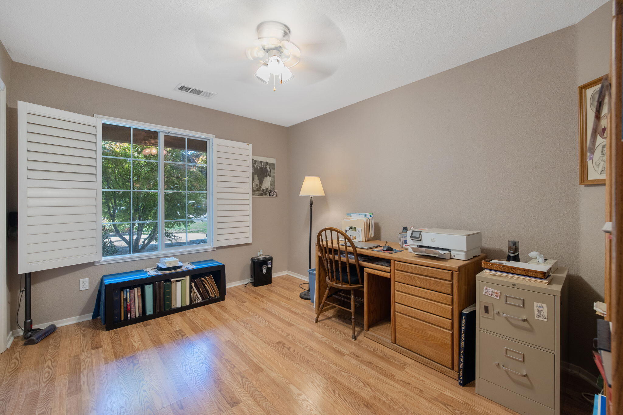 2728 W Oakridge Ave, Visalia, CA 93291