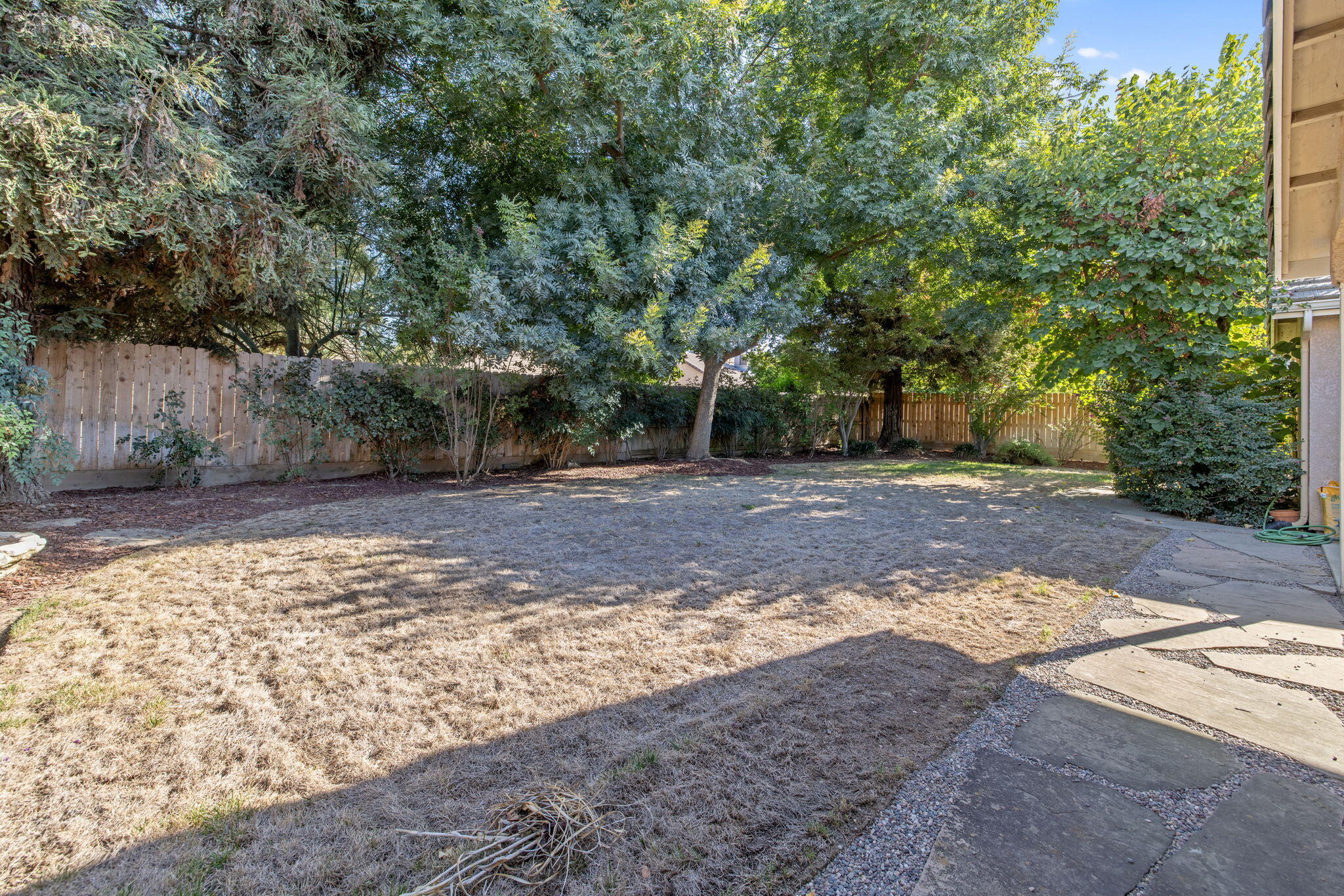 2728 W Oakridge Ave, Visalia, CA 93291