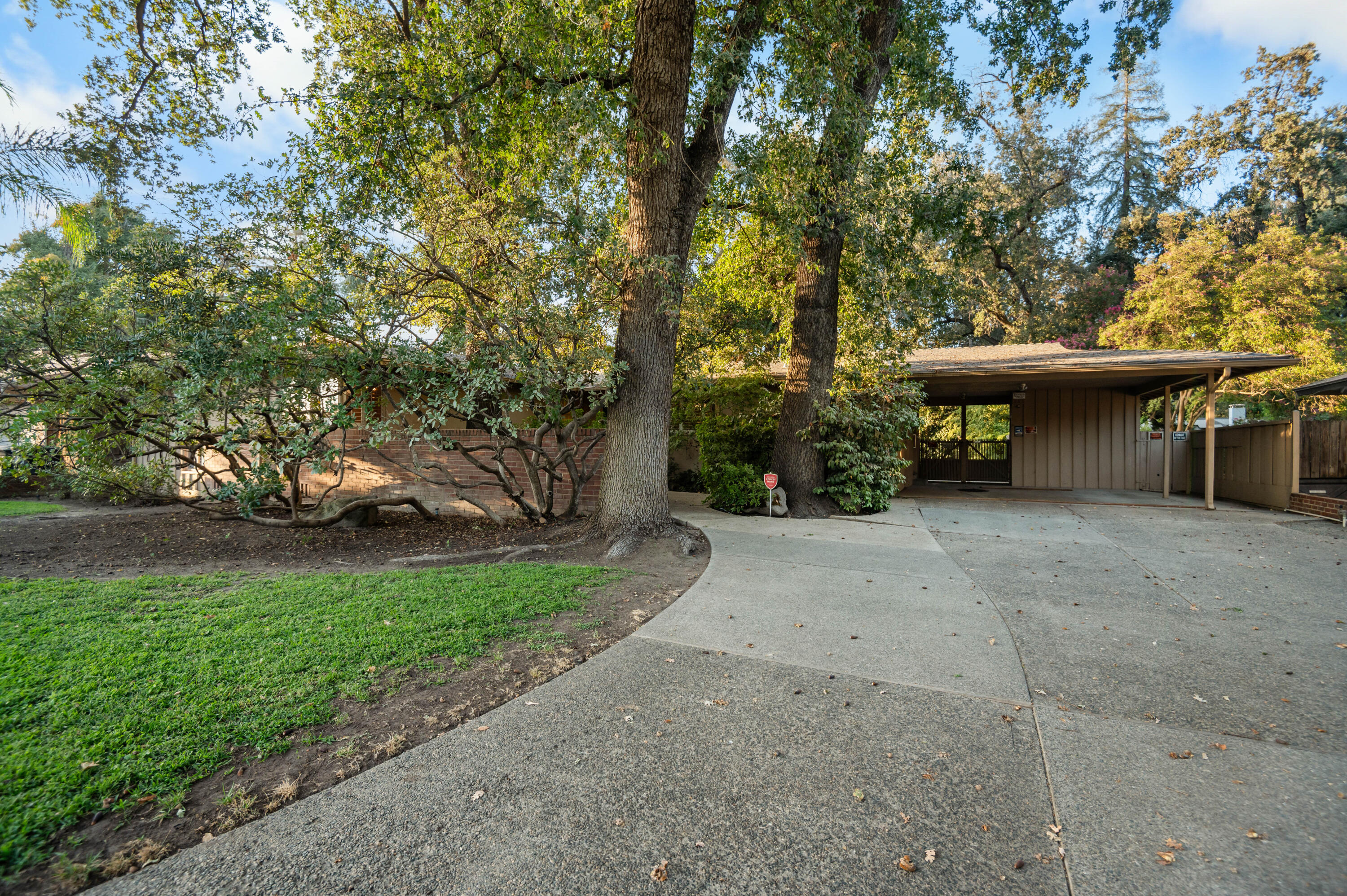 1716 W Meadow Ave, Visalia, CA 93277