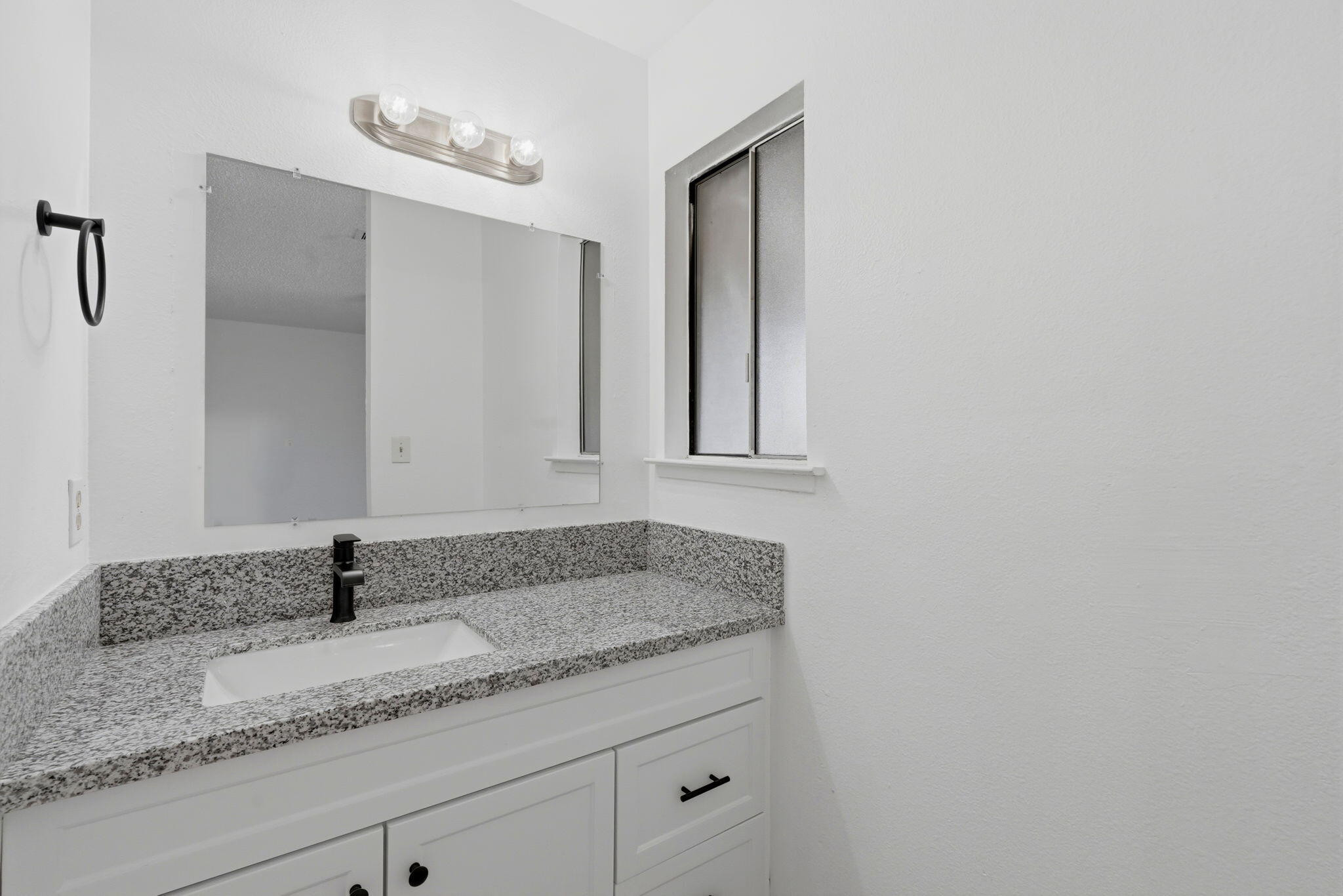 1221 N Peach Ave #112, Fresno, CA 93727