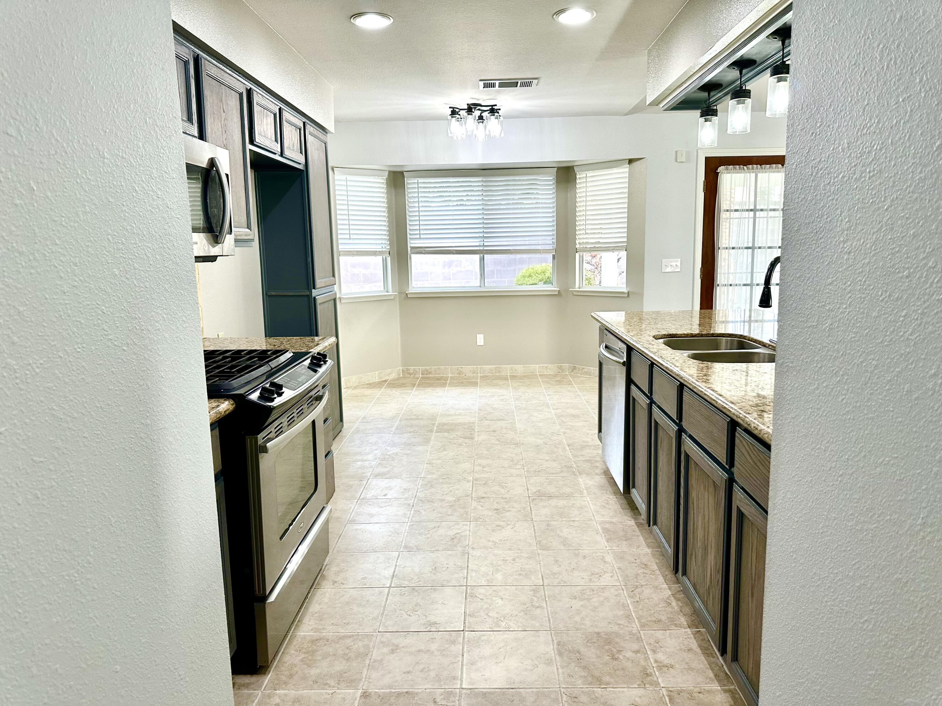 785 Heath Ct, Lemoore, CA 93245