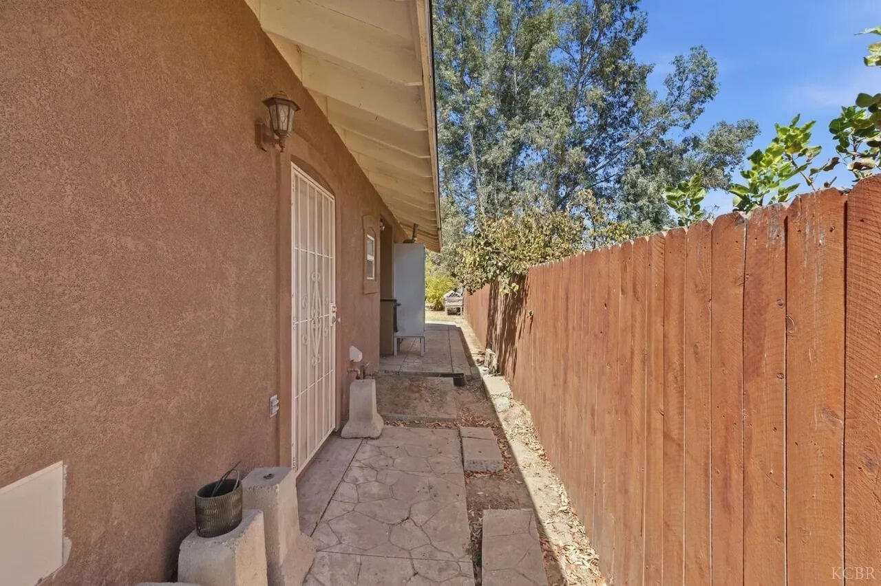 2440 Sherman Ave ##1/2, Corcoran, CA 93212