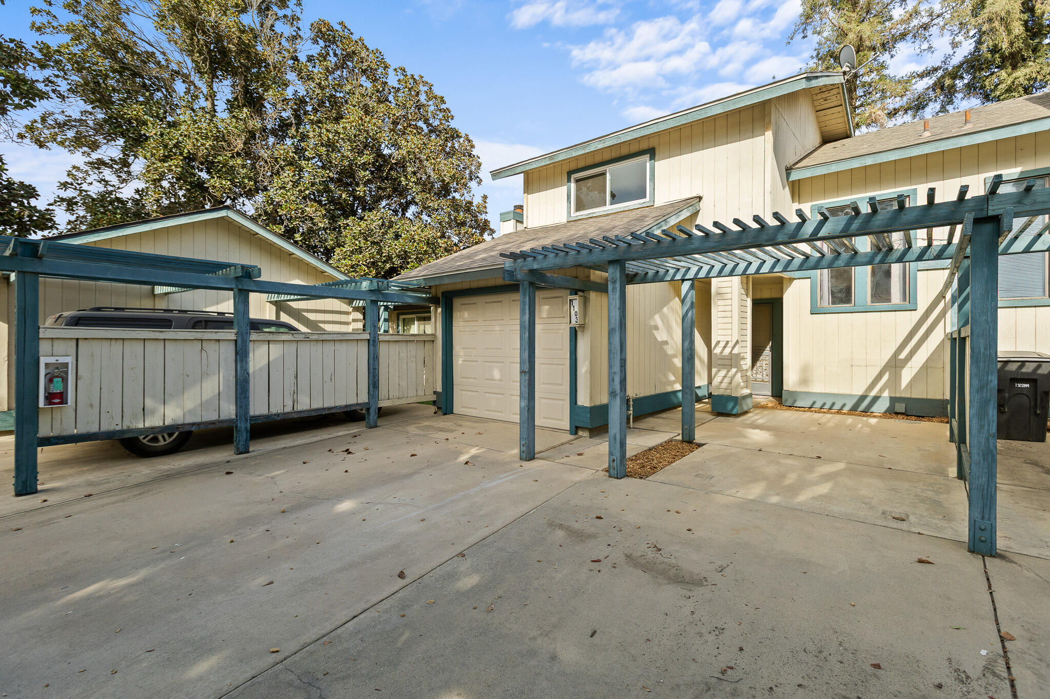 1103 S Pinkham St, Visalia, CA 93292