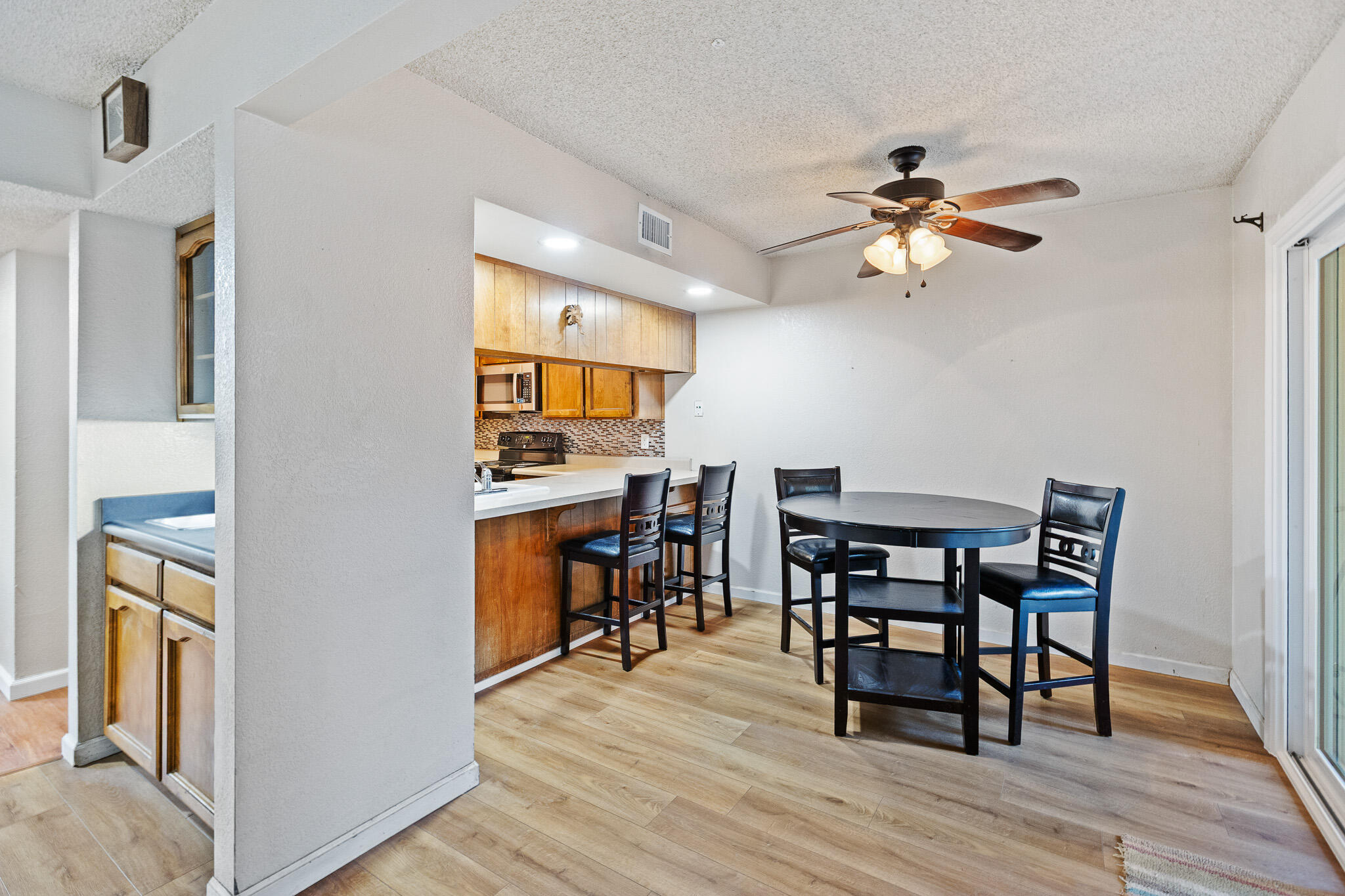 1103 S Pinkham St, Visalia, CA 93292