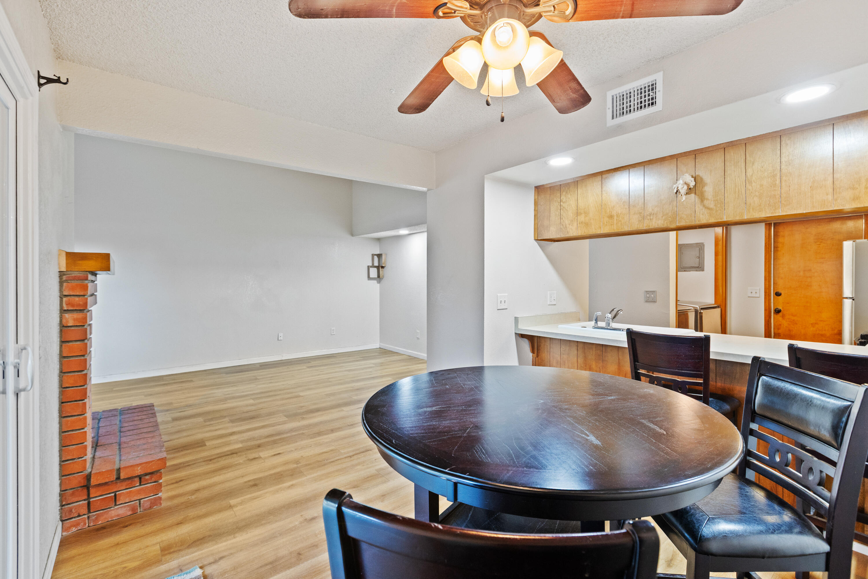 1103 S Pinkham St, Visalia, CA 93292