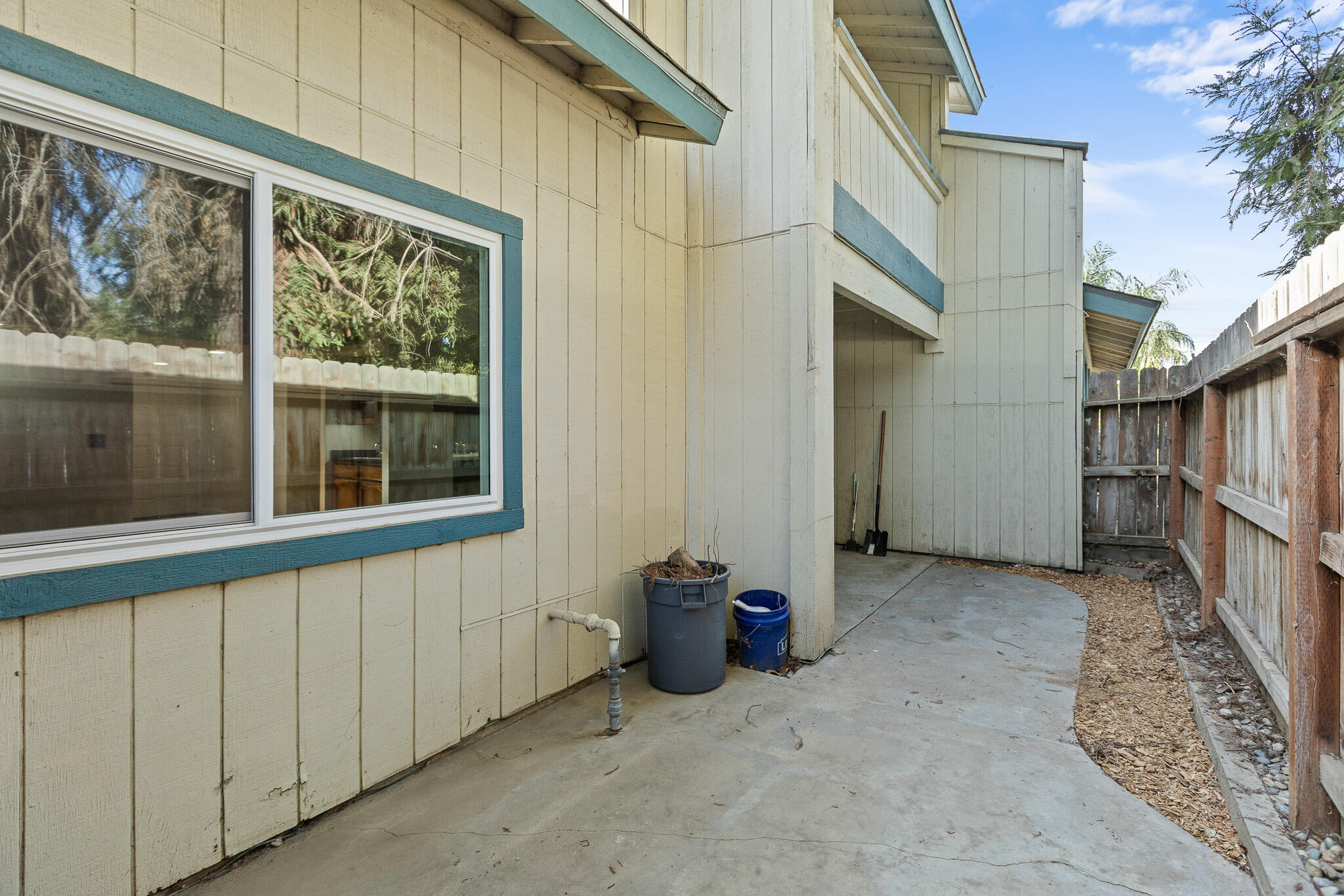 1103 S Pinkham St, Visalia, CA 93292