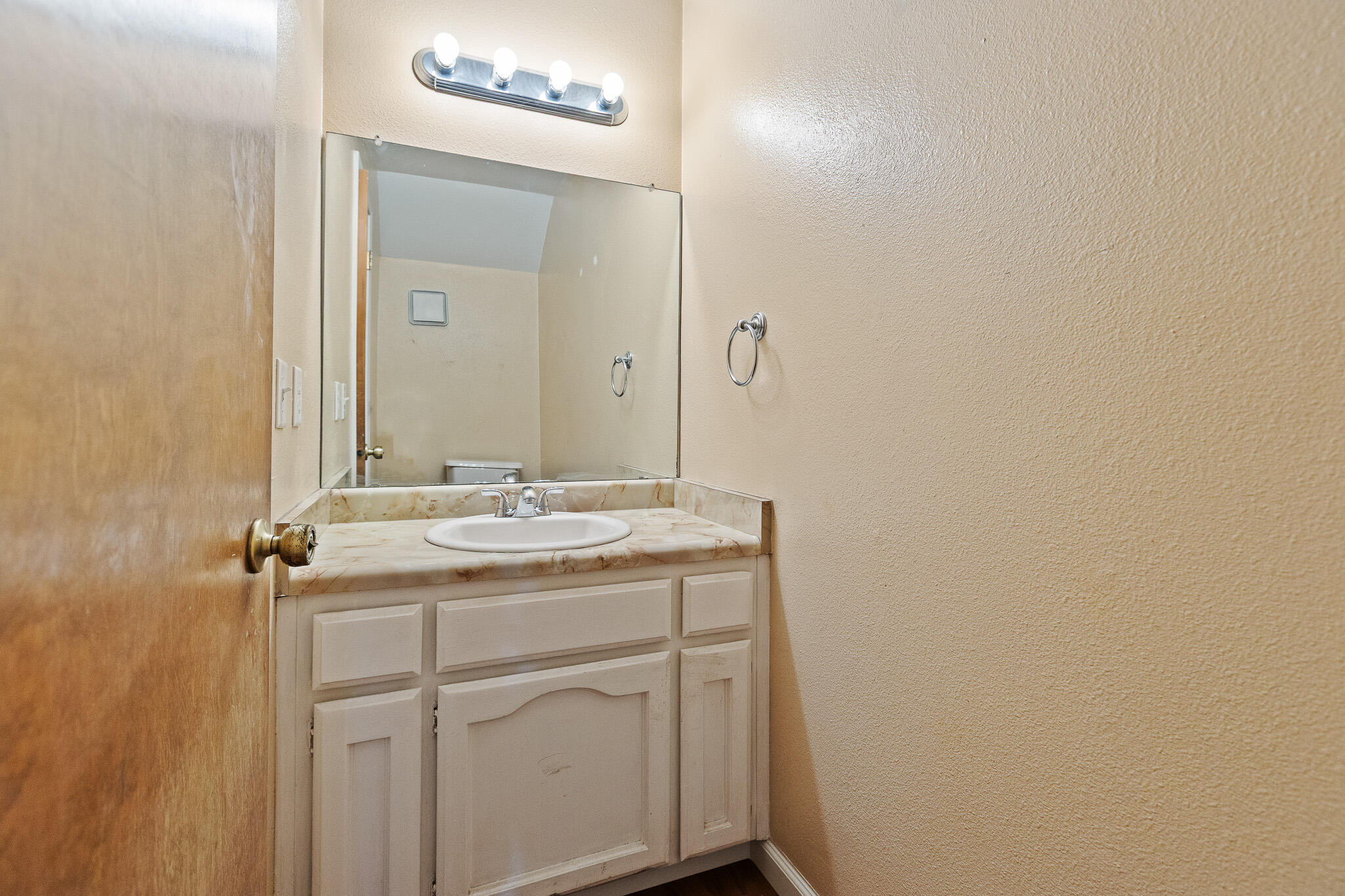 1103 S Pinkham St, Visalia, CA 93292