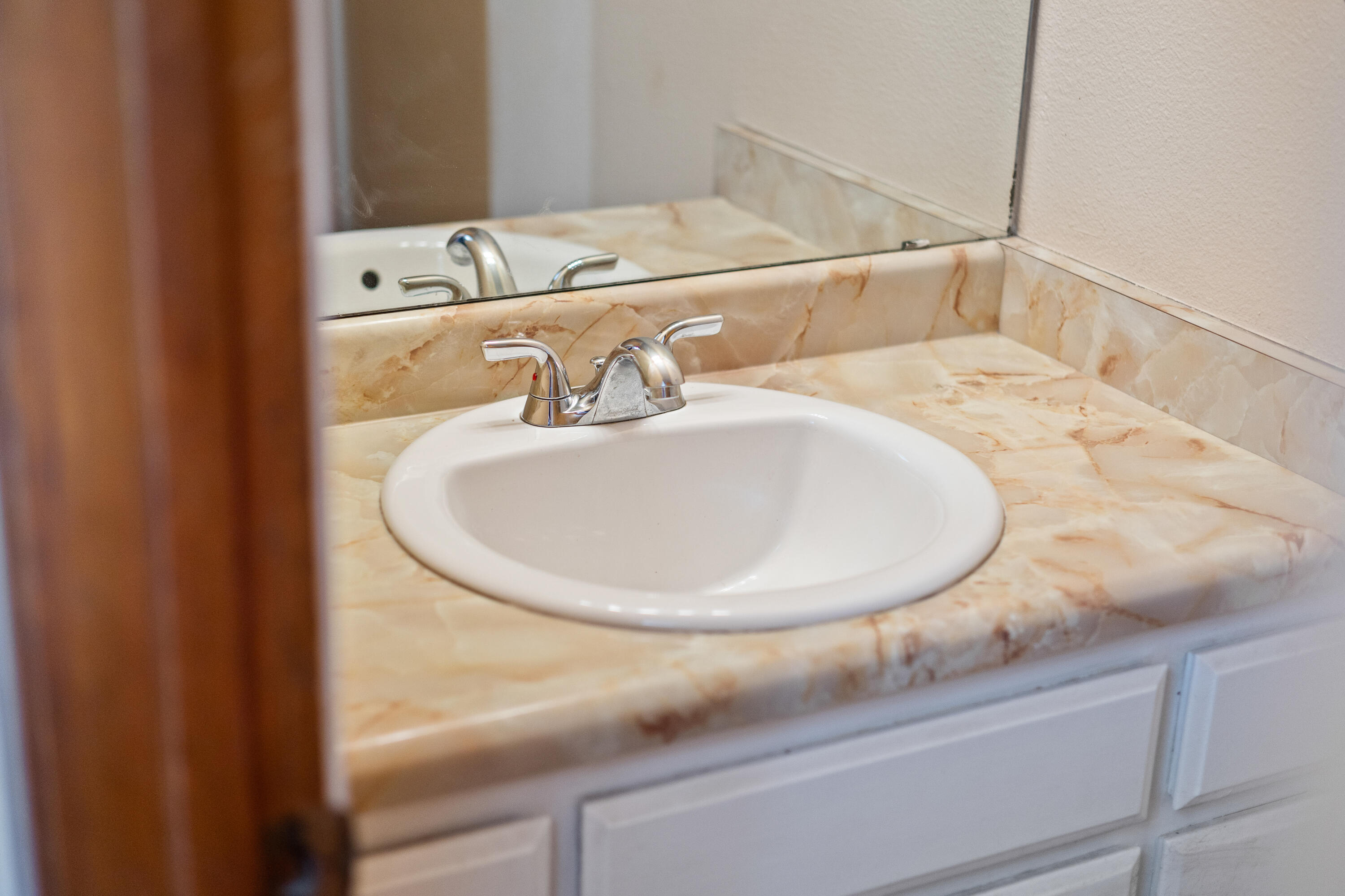 1103 S Pinkham St, Visalia, CA 93292