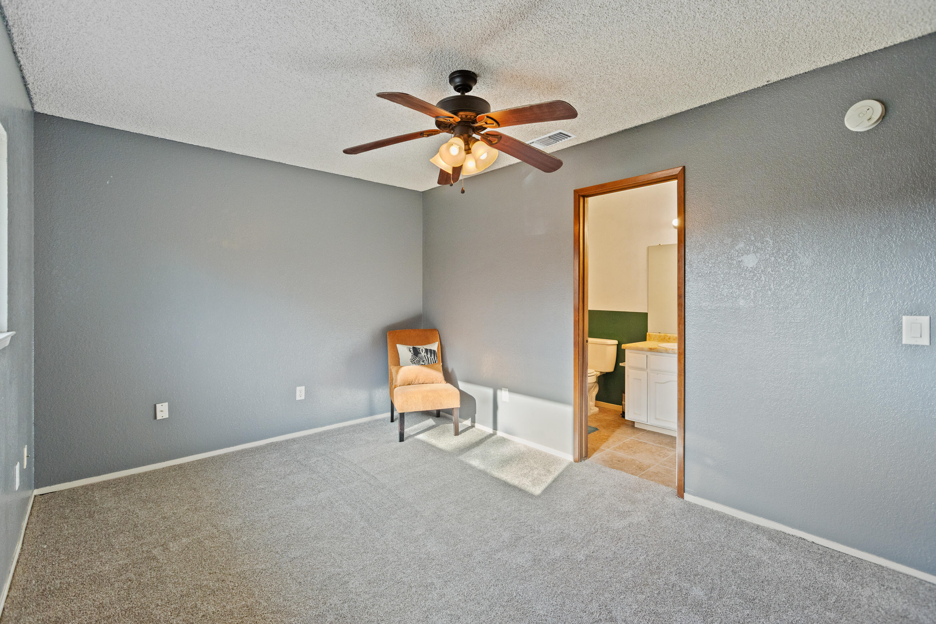 1103 S Pinkham St, Visalia, CA 93292