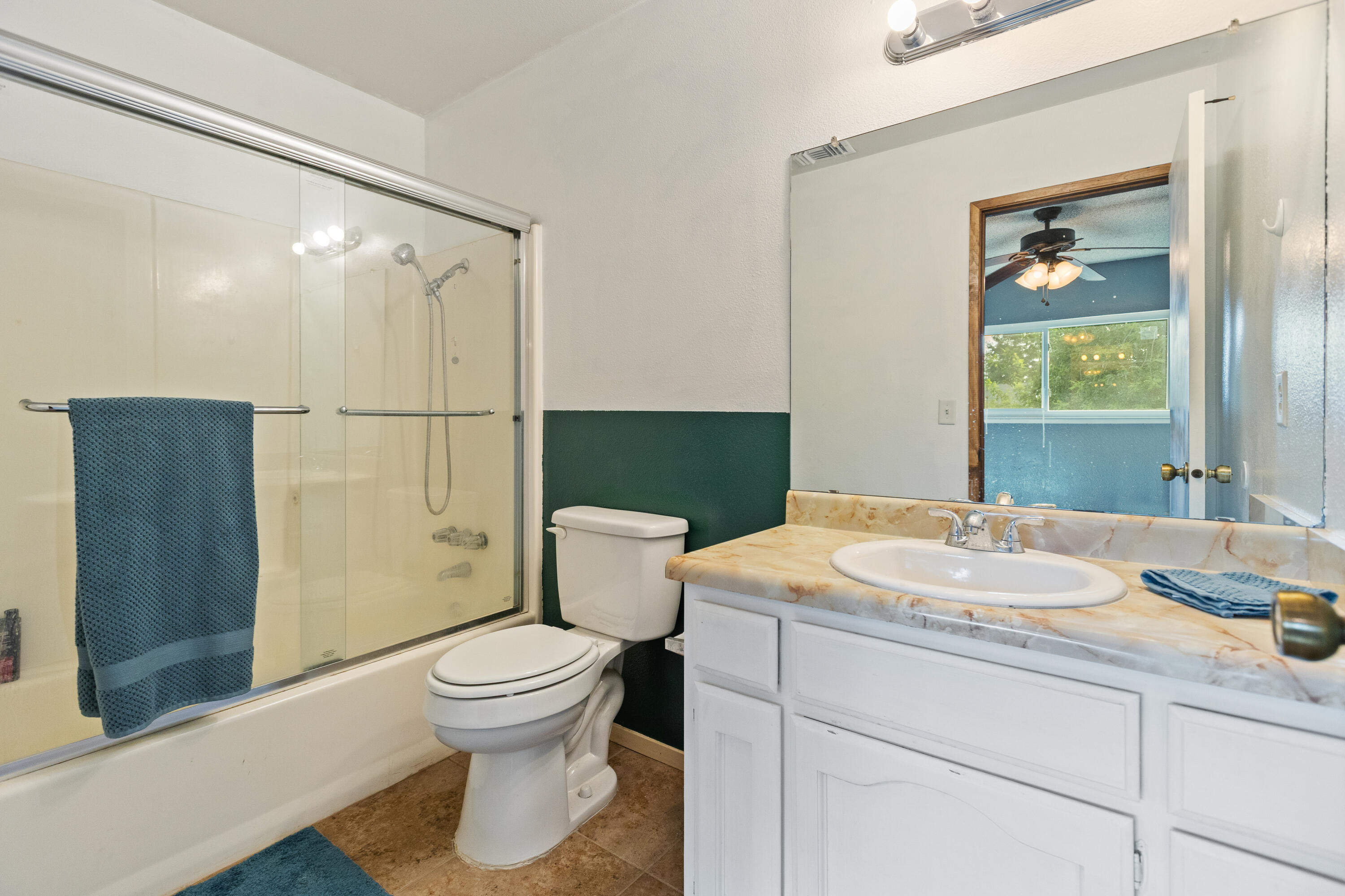 1103 S Pinkham St, Visalia, CA 93292