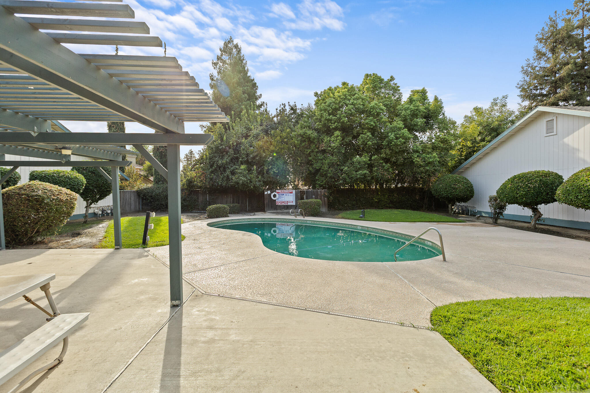 1103 S Pinkham St, Visalia, CA 93292