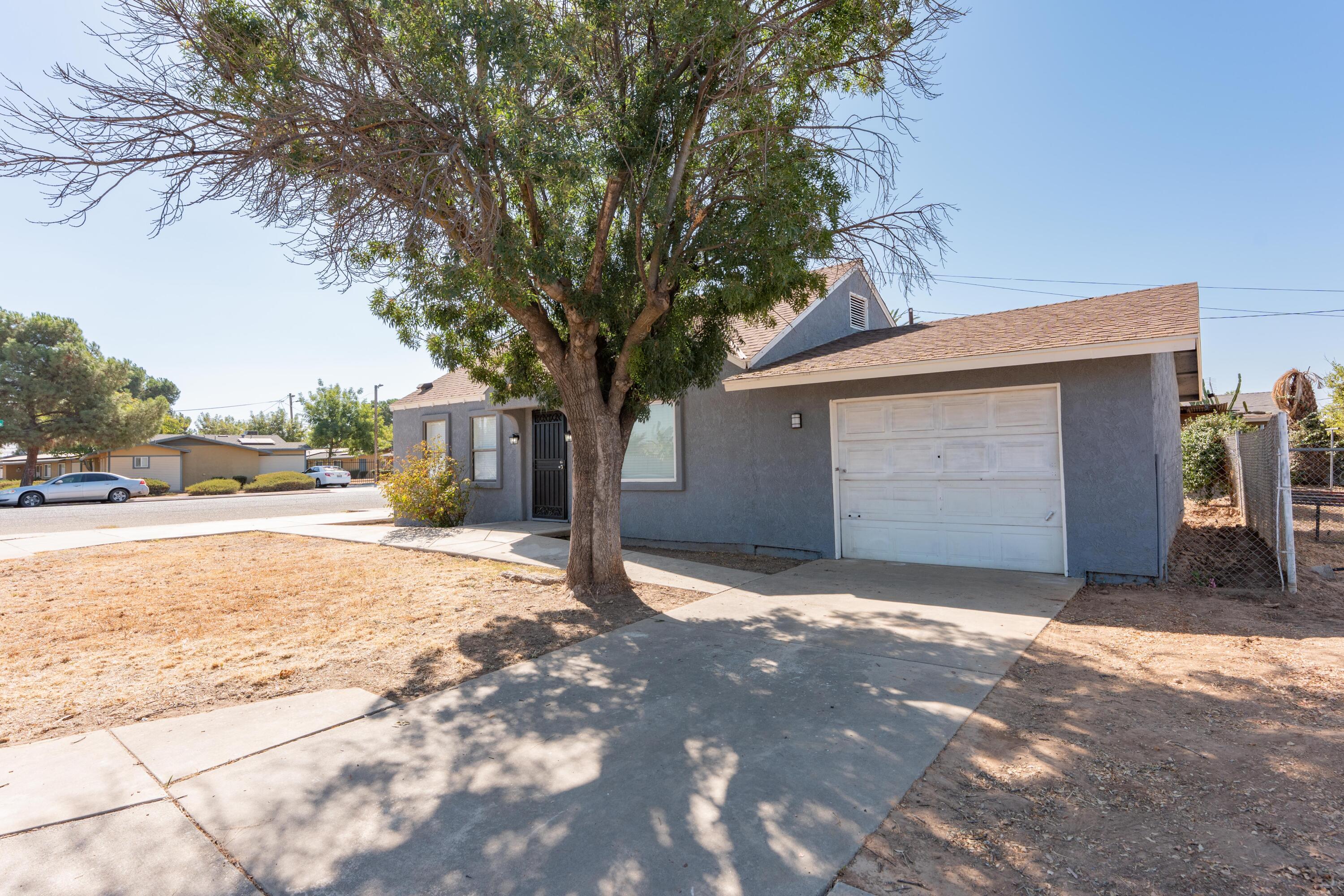 811 I St, Orange Cove, CA 93646