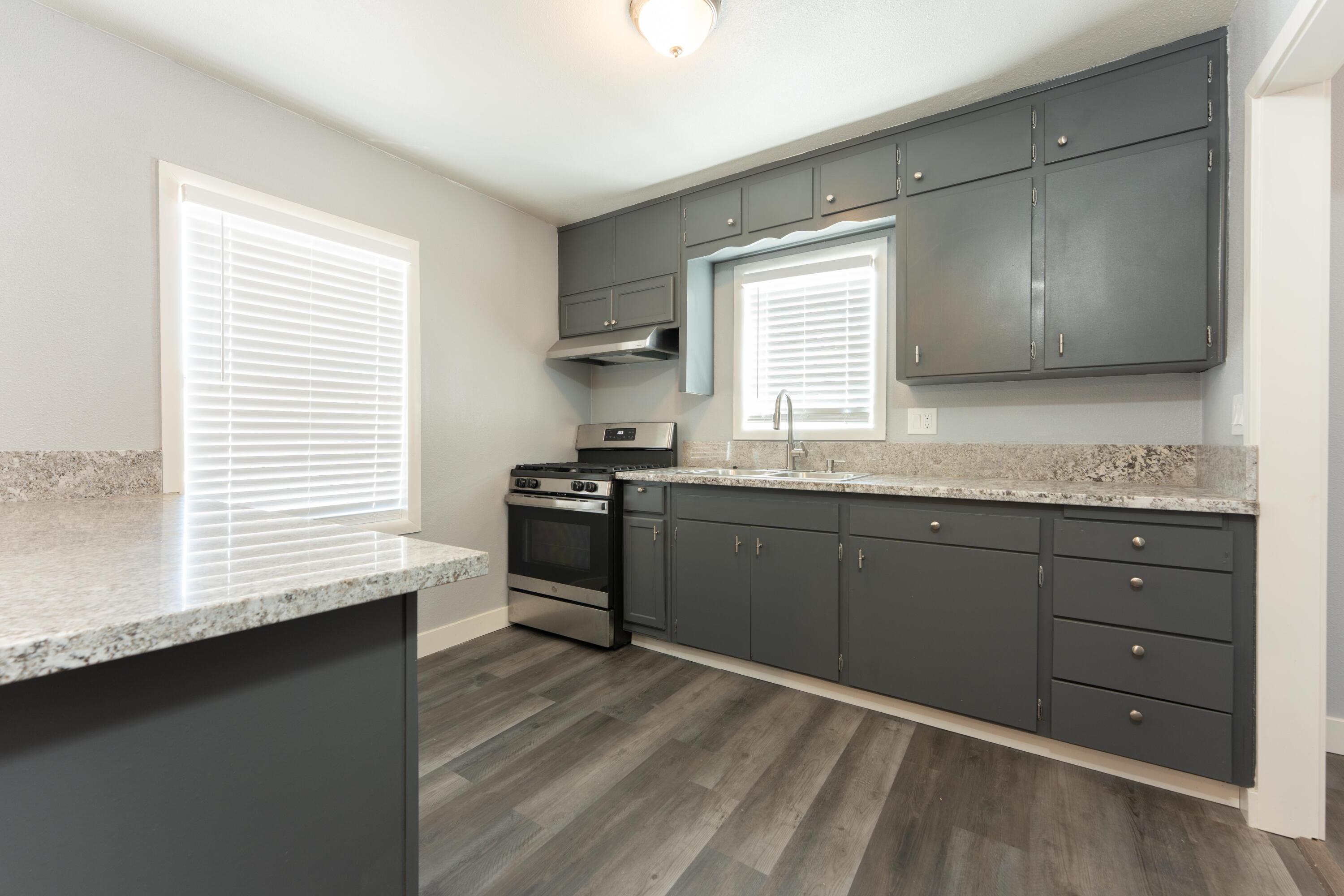 811 I St, Orange Cove, CA 93646