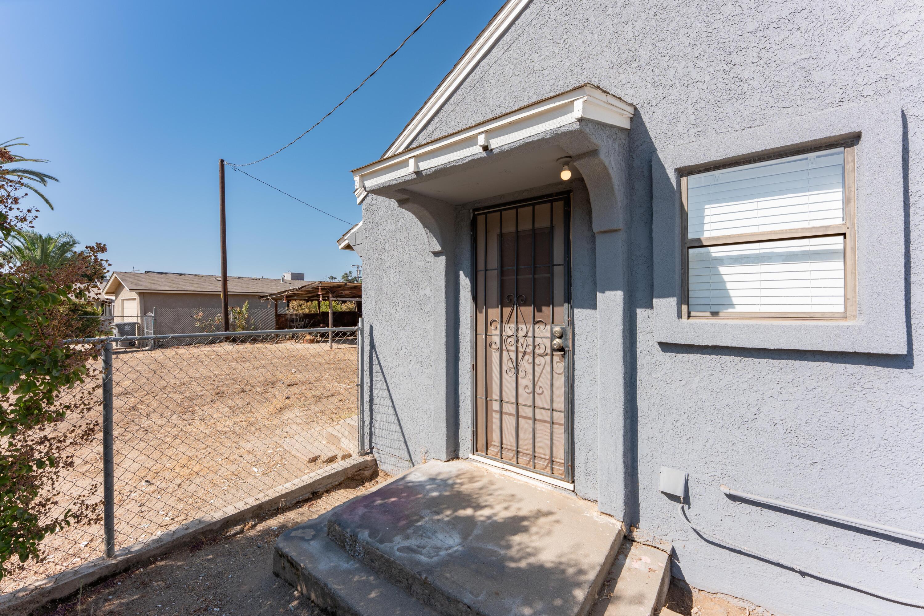 811 I St, Orange Cove, CA 93646