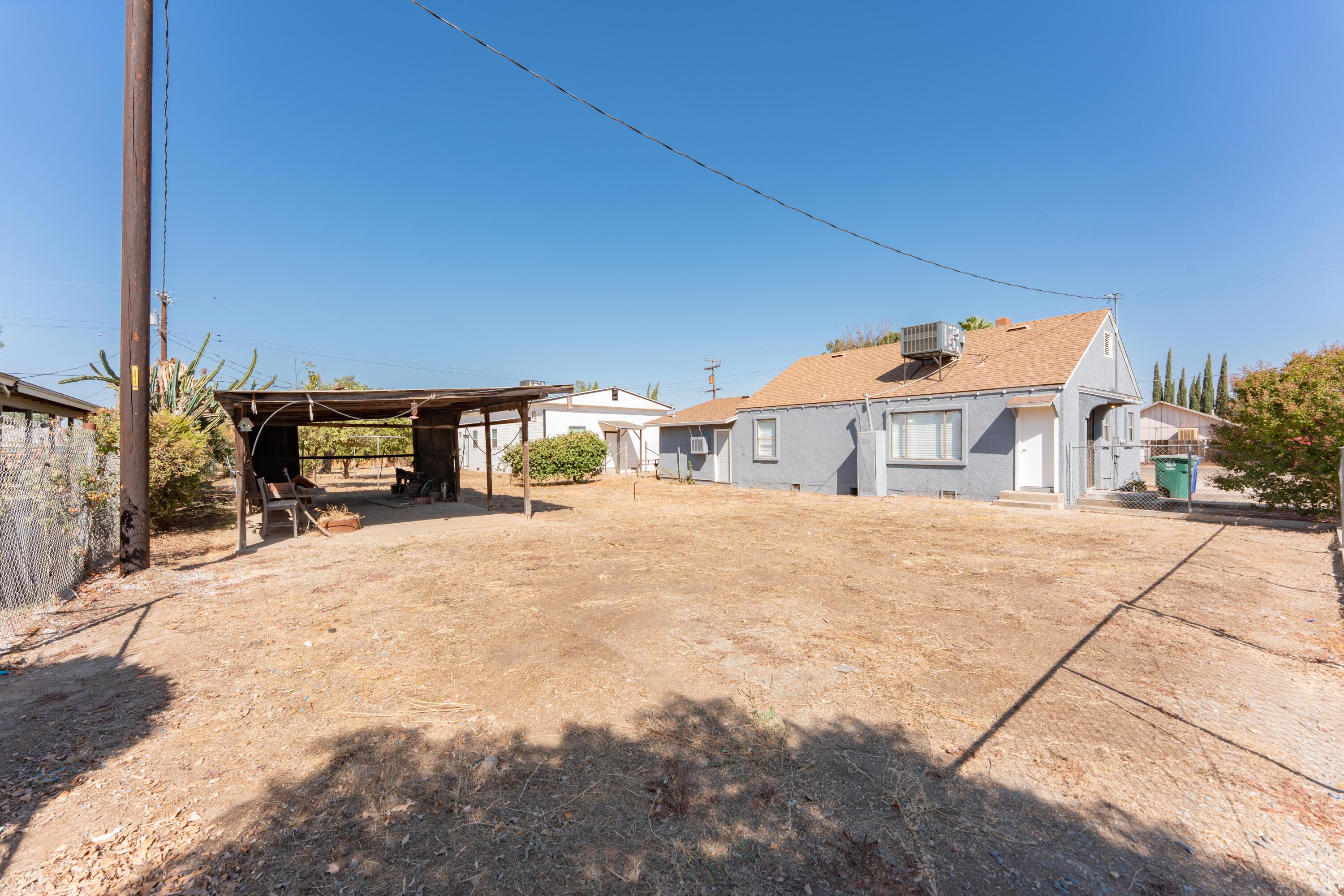 811 I St, Orange Cove, CA 93646