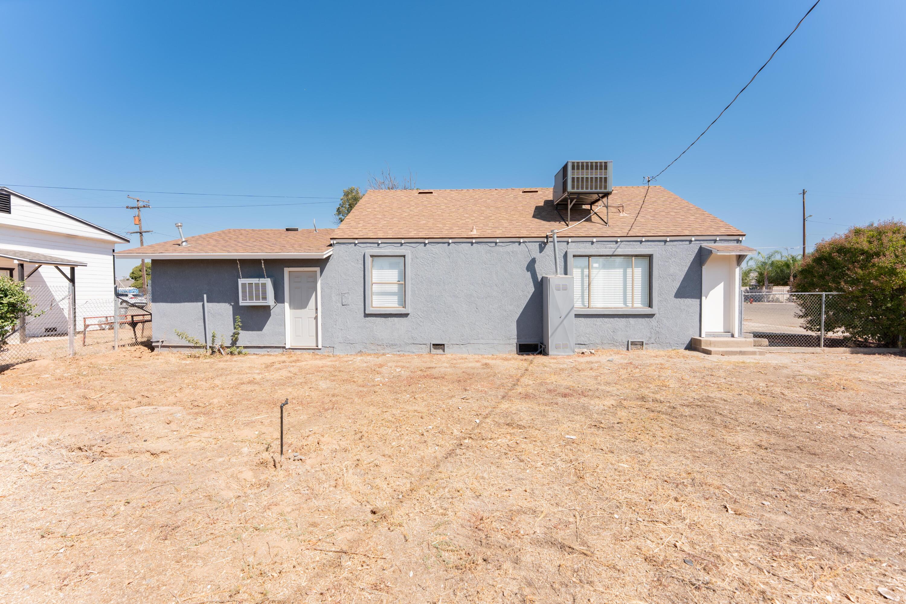811 I St, Orange Cove, CA 93646