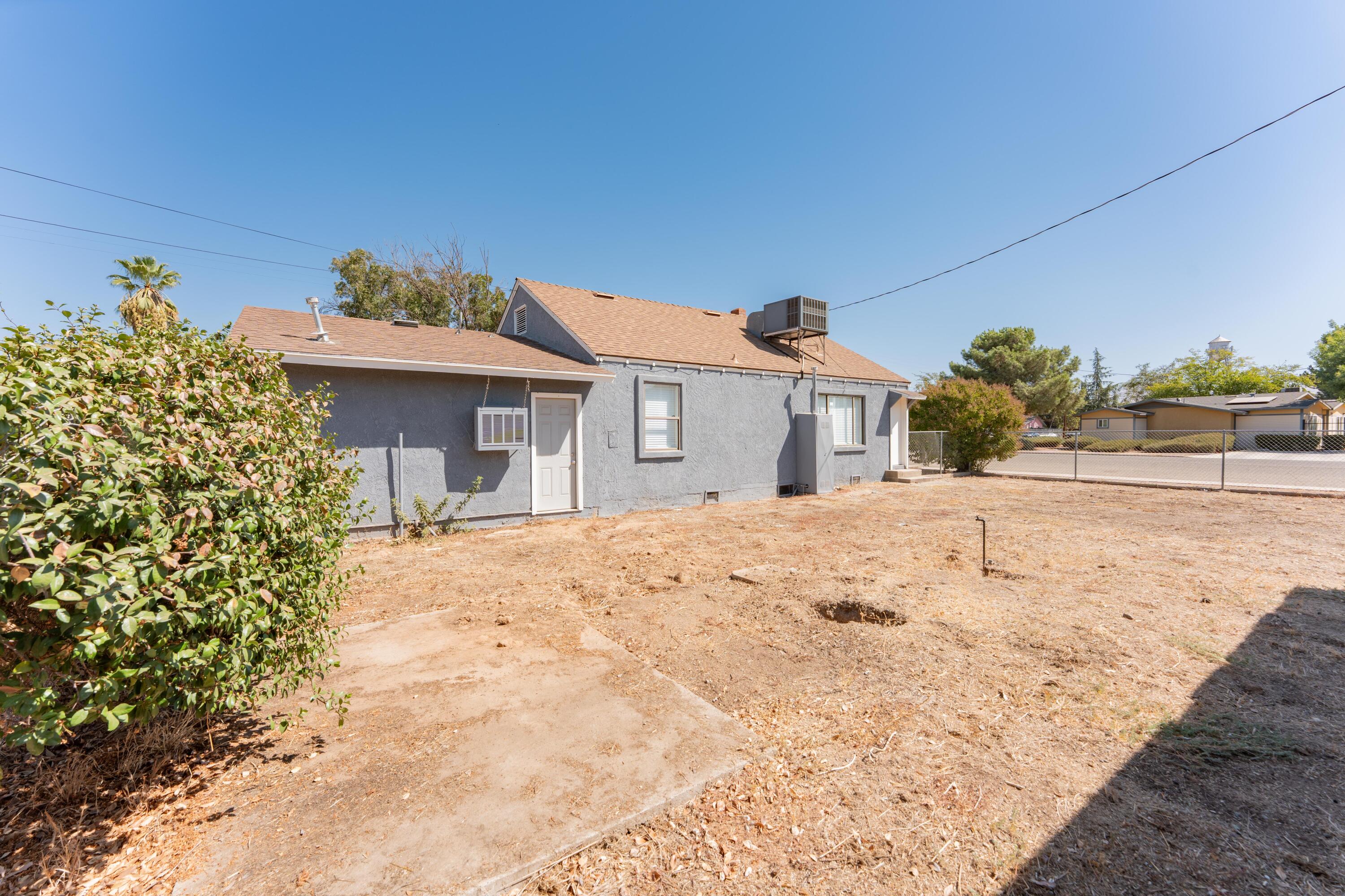 811 I St, Orange Cove, CA 93646