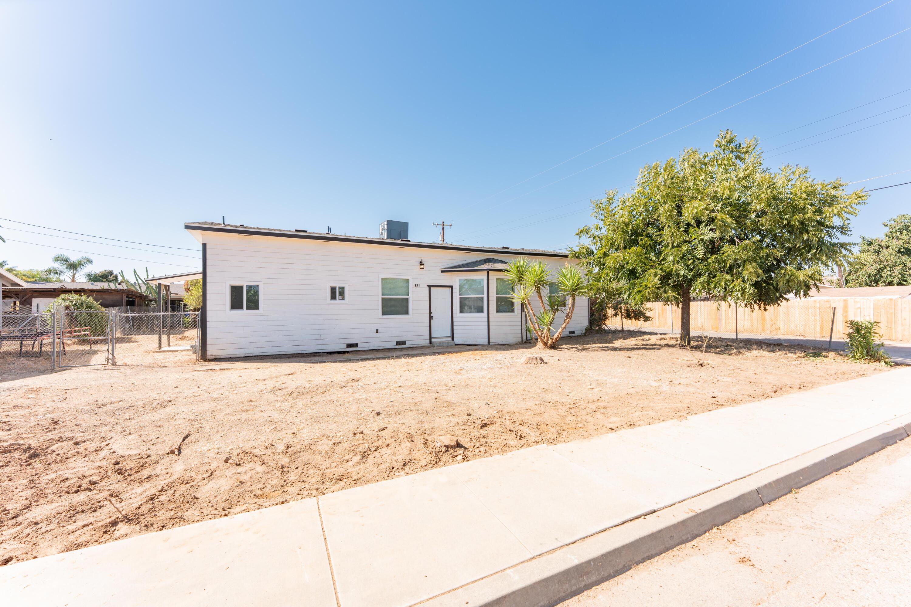 821 I St, Orange Cove, CA 93646