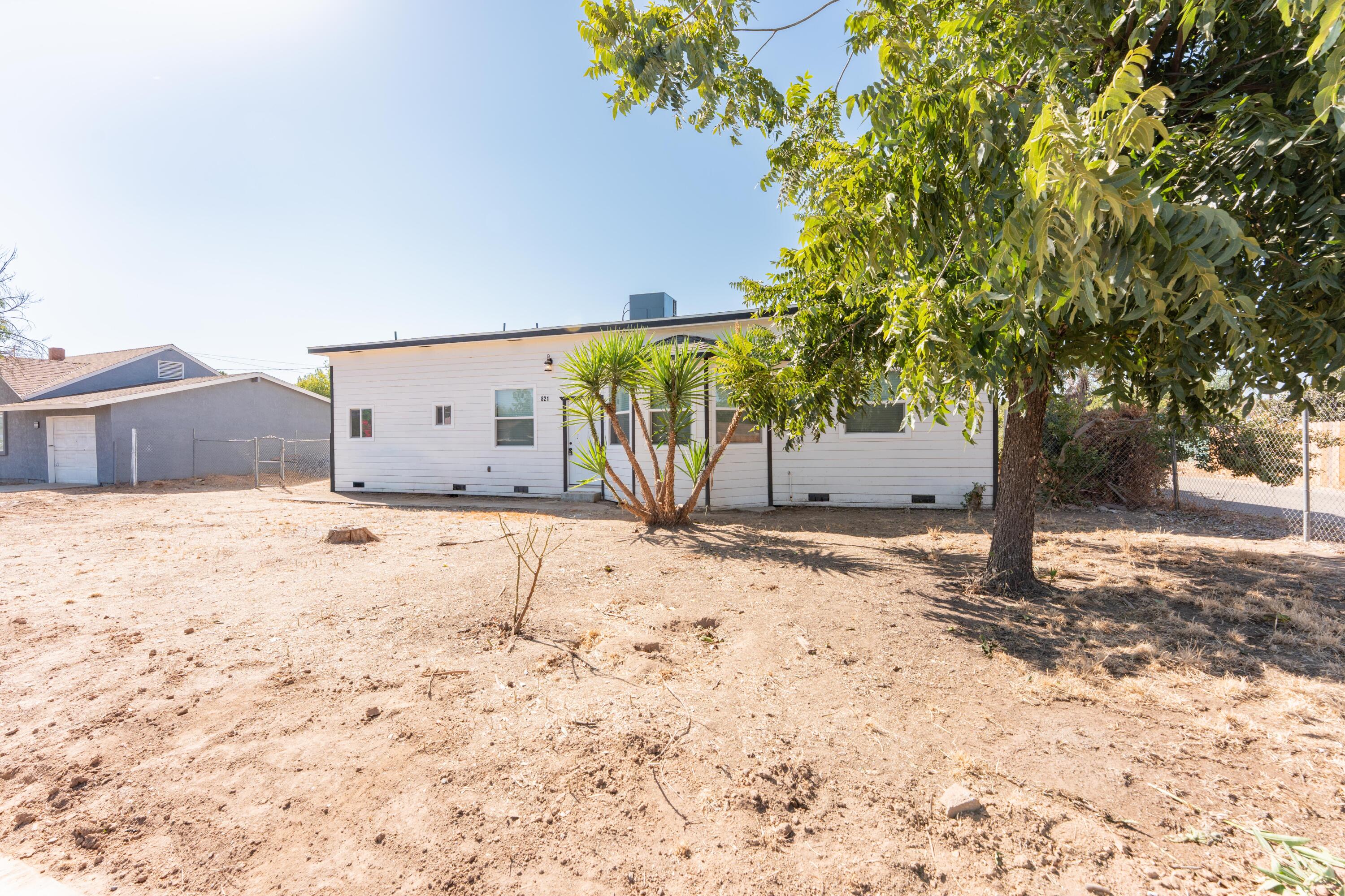 821 I St, Orange Cove, CA 93646