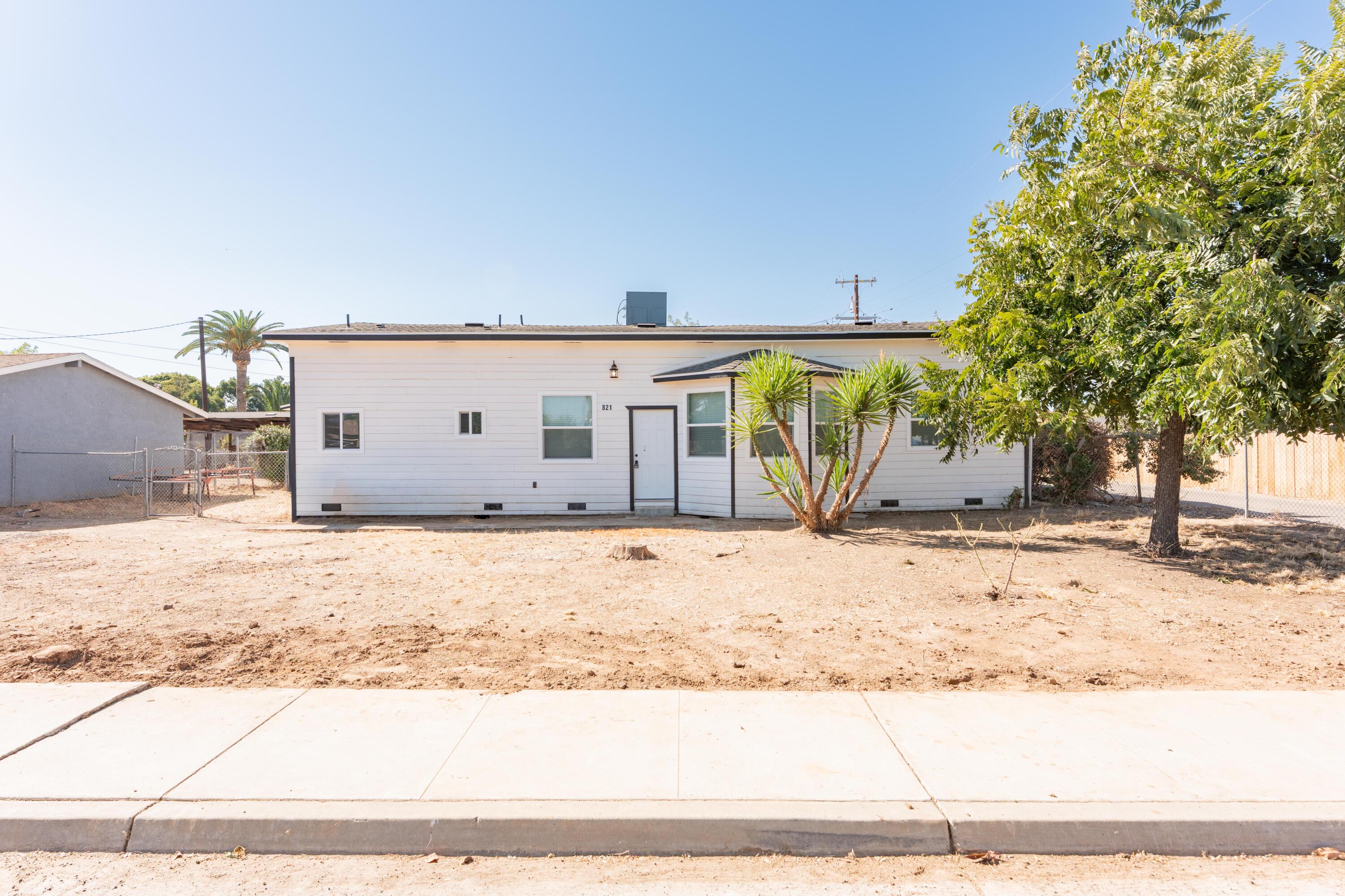821 I St, Orange Cove, CA 93646