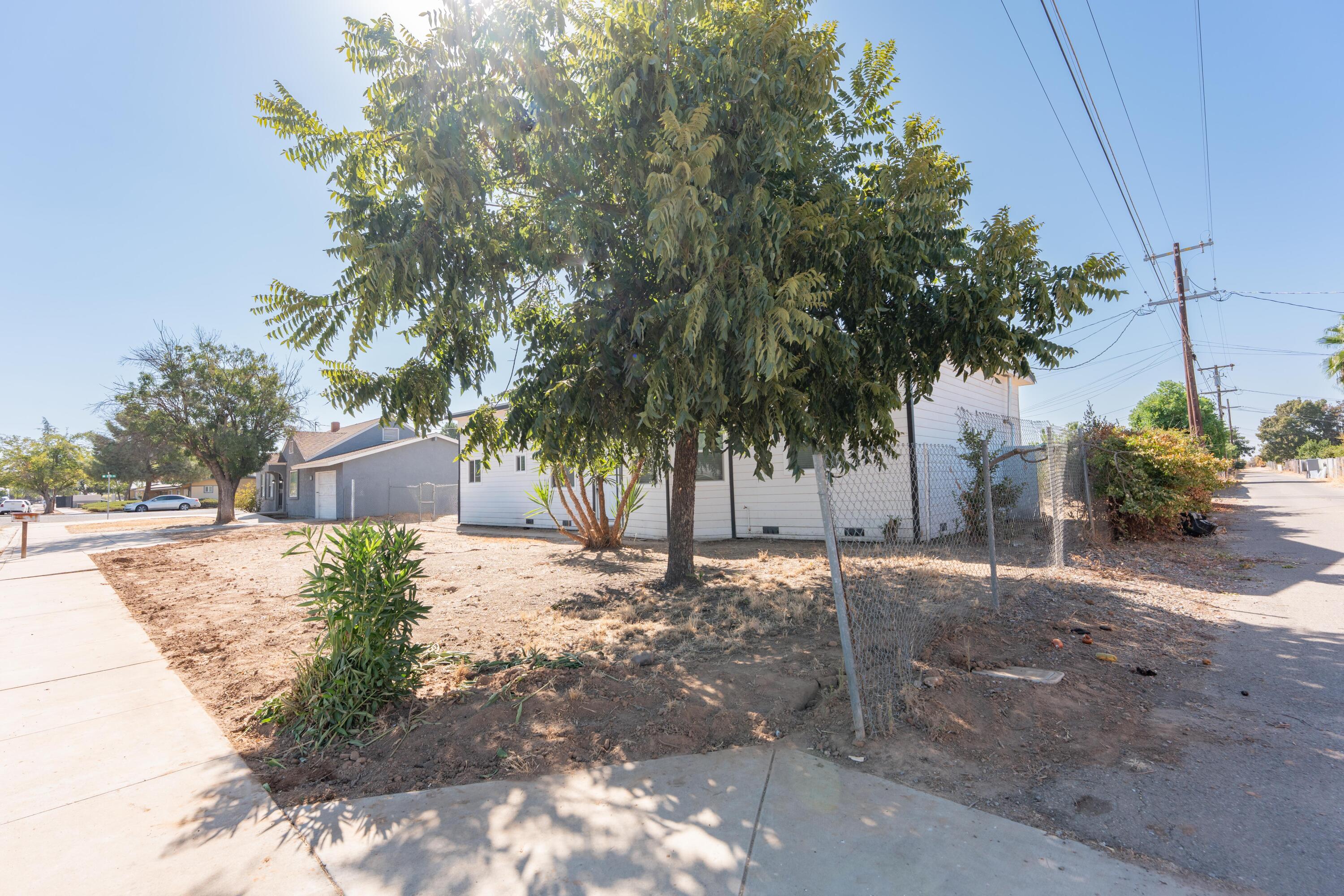 821 I St, Orange Cove, CA 93646