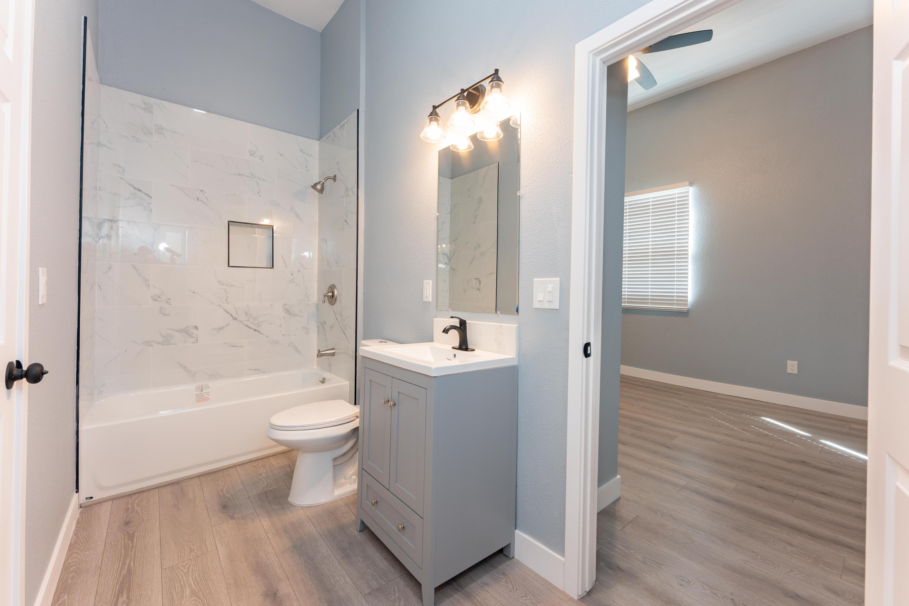 821 I St, Orange Cove, CA 93646